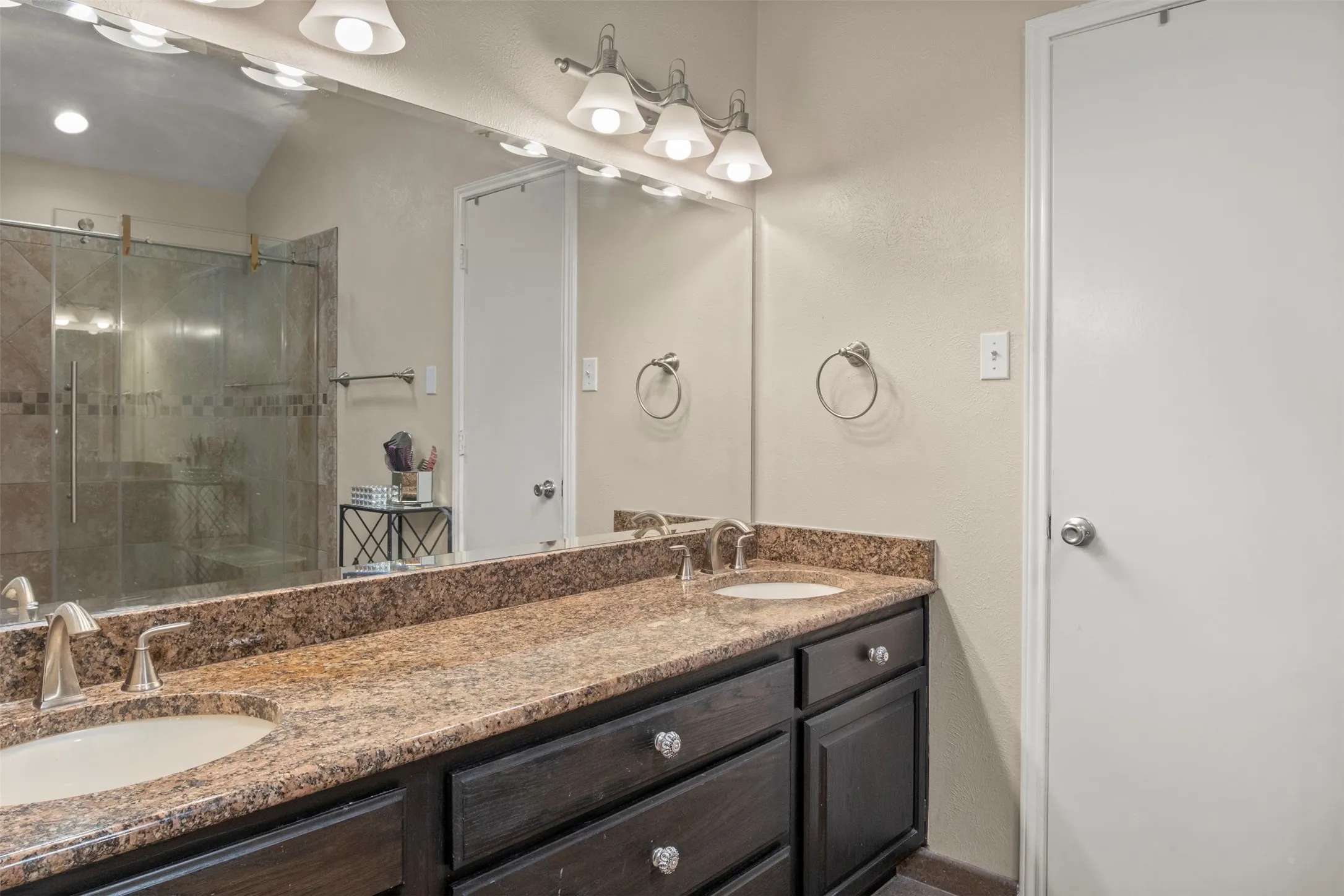 Condominium For Rent in Dallas County , 215 Cimarron Trail 1, Irving, Texas 75063, 2 Bedroom, 3 Bathroom, 1 Garage spaces, 1,348 Sqft, built in 1985, mls#21393097, Real Estate Agent in Irving, Homes For Rent in Dallas county, Homes For Rent in Irving, Realtor in Irving Texas, Real Estate Brokerage Independent Realty Texas, Luminita Cordes Realtor