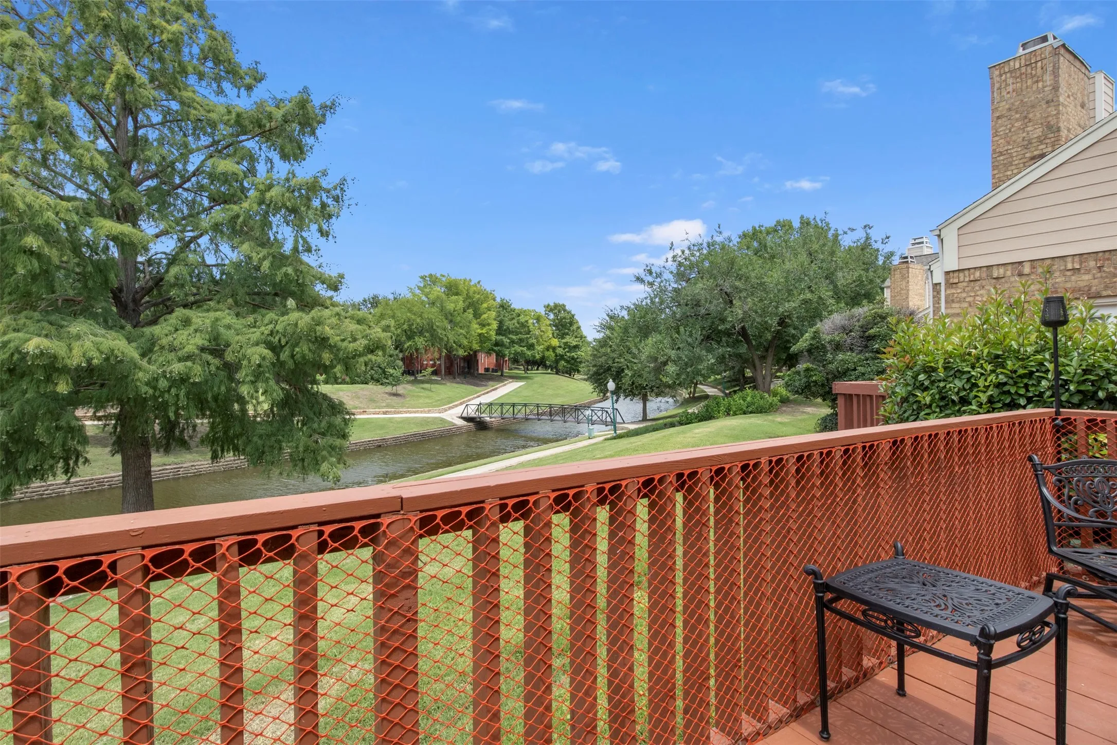 Condominium For Rent in Dallas County , 215 Cimarron Trail 1, Irving, Texas 75063, 2 Bedroom, 3 Bathroom, 1 Garage spaces, 1,348 Sqft, built in 1985, mls#21393097, Real Estate Agent in Irving, Homes For Rent in Dallas county, Homes For Rent in Irving, Realtor in Irving Texas, Real Estate Brokerage Independent Realty Texas, Luminita Cordes Realtor