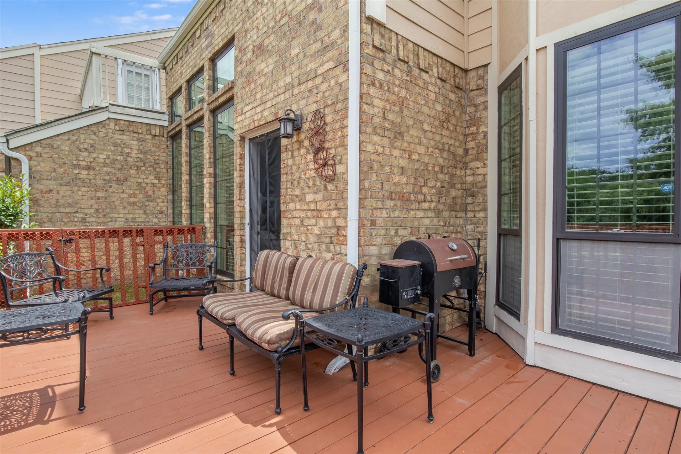 Condominium For Rent in Dallas County , 215 Cimarron Trail 1, Irving, Texas 75063, 2 Bedroom, 3 Bathroom, 1 Garage spaces, 1,348 Sqft, built in 1985, mls#21393097, Real Estate Agent in Irving, Homes For Rent in Dallas county, Homes For Rent in Irving, Realtor in Irving Texas, Real Estate Brokerage Independent Realty Texas, Luminita Cordes Realtor
