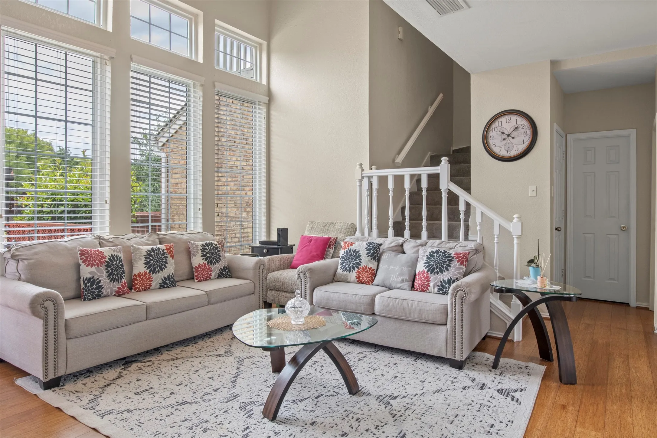 Condominium For Rent in Dallas County , 215 Cimarron Trail 1, Irving, Texas 75063, 2 Bedroom, 3 Bathroom, 1 Garage spaces, 1,348 Sqft, built in 1985, mls#21393097, Real Estate Agent in Irving, Homes For Rent in Dallas county, Homes For Rent in Irving, Realtor in Irving Texas, Real Estate Brokerage Independent Realty Texas, Luminita Cordes Realtor