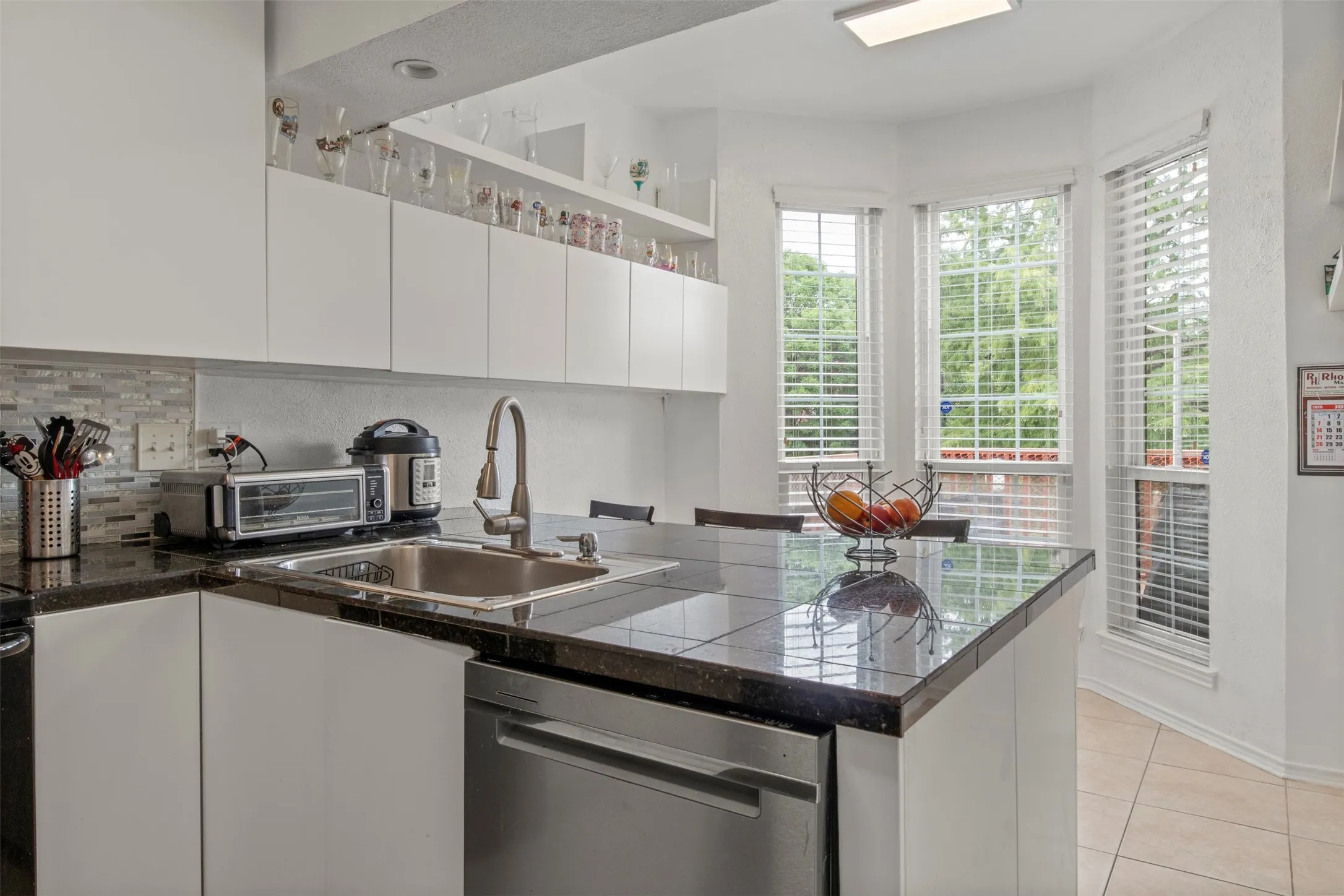 Condominium For Rent in Dallas County , 215 Cimarron Trail 1, Irving, Texas 75063, 2 Bedroom, 3 Bathroom, 1 Garage spaces, 1,348 Sqft, built in 1985, mls#21393097, Real Estate Agent in Irving, Homes For Rent in Dallas county, Homes For Rent in Irving, Realtor in Irving Texas, Real Estate Brokerage Independent Realty Texas, Luminita Cordes Realtor