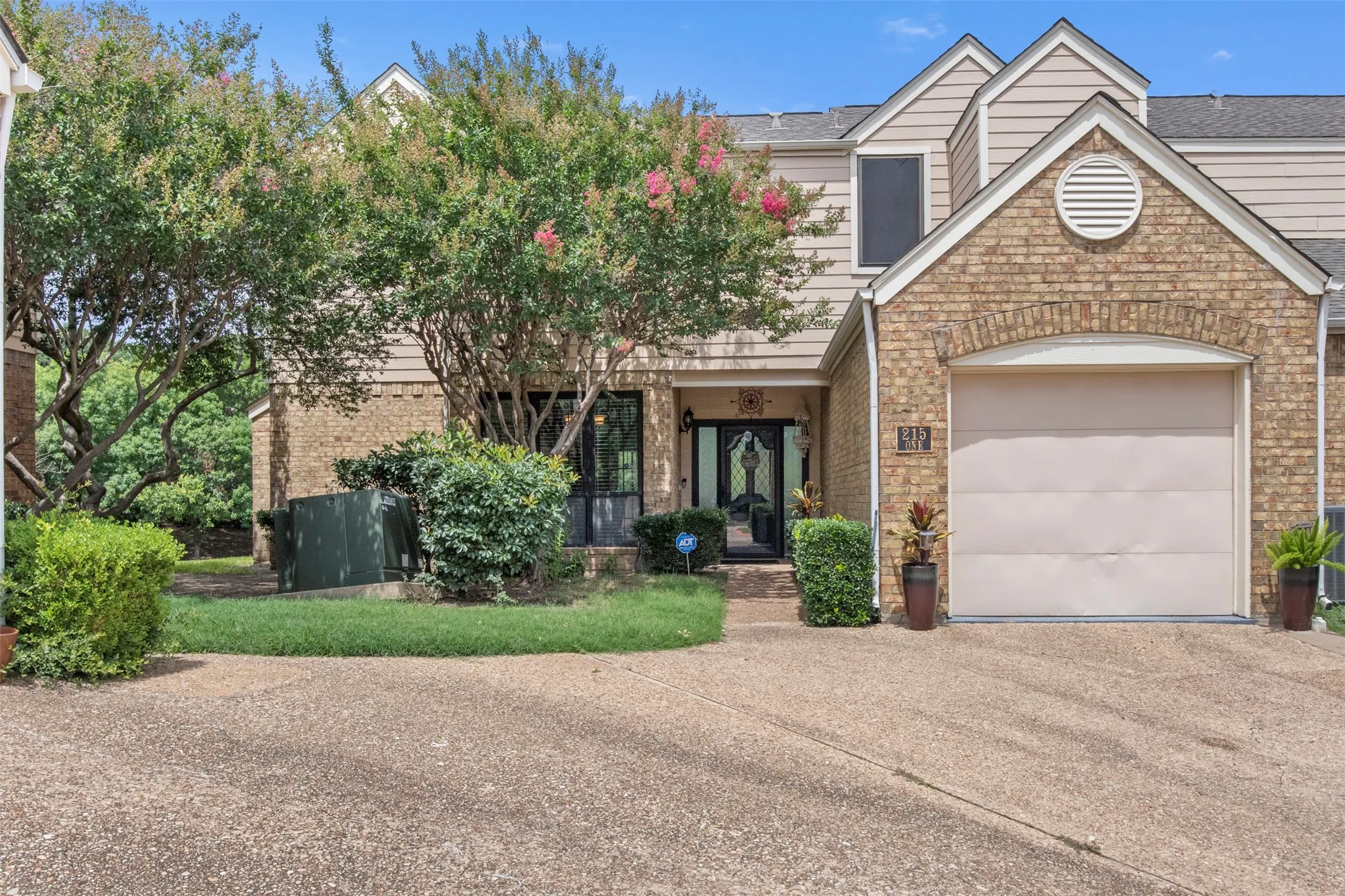 Condominium For Rent in Dallas County , 215 Cimarron Trail 1, Irving, Texas 75063, 2 Bedroom, 3 Bathroom, 1 Garage spaces, 1,348 Sqft, built in 1985, mls#21393097, Real Estate Agent in Irving, Homes For Rent in Dallas county, Homes For Rent in Irving, Realtor in Irving Texas, Real Estate Brokerage Independent Realty Texas, Luminita Cordes Realtor
