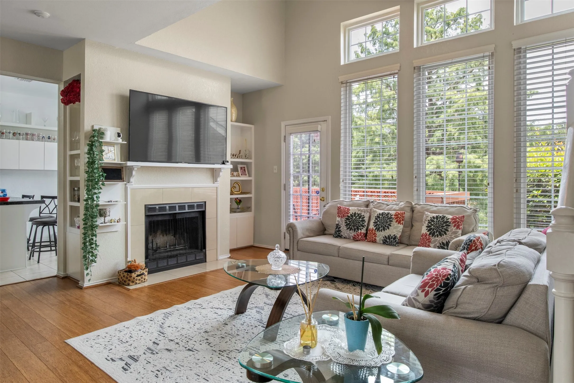 Condominium For Rent in Dallas County , 215 Cimarron Trail 1, Irving, Texas 75063, 2 Bedroom, 3 Bathroom, 1 Garage spaces, 1,348 Sqft, built in 1985, mls#21393097, Real Estate Agent in Irving, Homes For Rent in Dallas county, Homes For Rent in Irving, Realtor in Irving Texas, Real Estate Brokerage Independent Realty Texas, Luminita Cordes Realtor