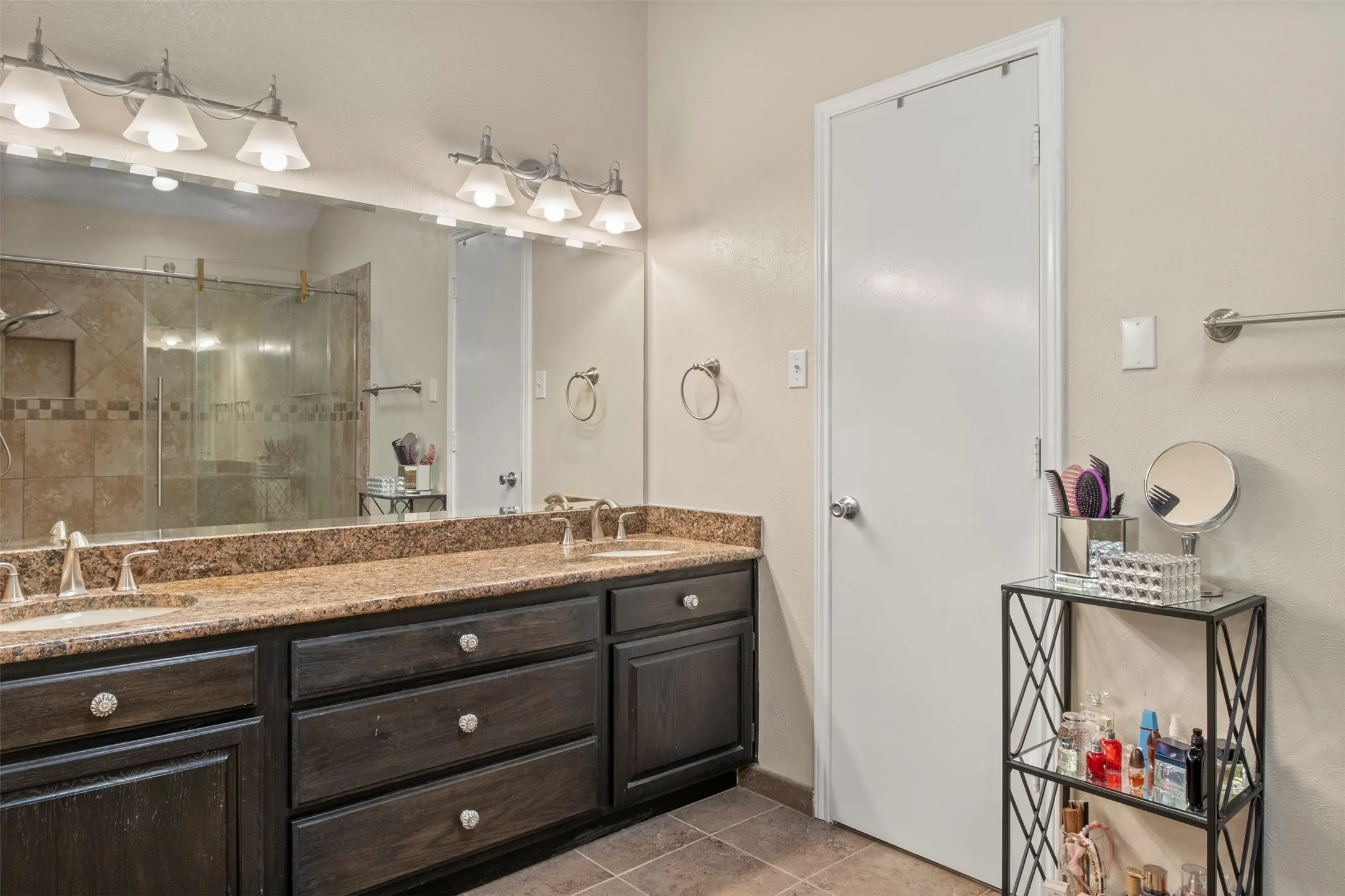 Condominium For Rent in Dallas County , 215 Cimarron Trail 1, Irving, Texas 75063, 2 Bedroom, 3 Bathroom, 1 Garage spaces, 1,348 Sqft, built in 1985, mls#21393097, Real Estate Agent in Irving, Homes For Rent in Dallas county, Homes For Rent in Irving, Realtor in Irving Texas, Real Estate Brokerage Independent Realty Texas, Luminita Cordes Realtor