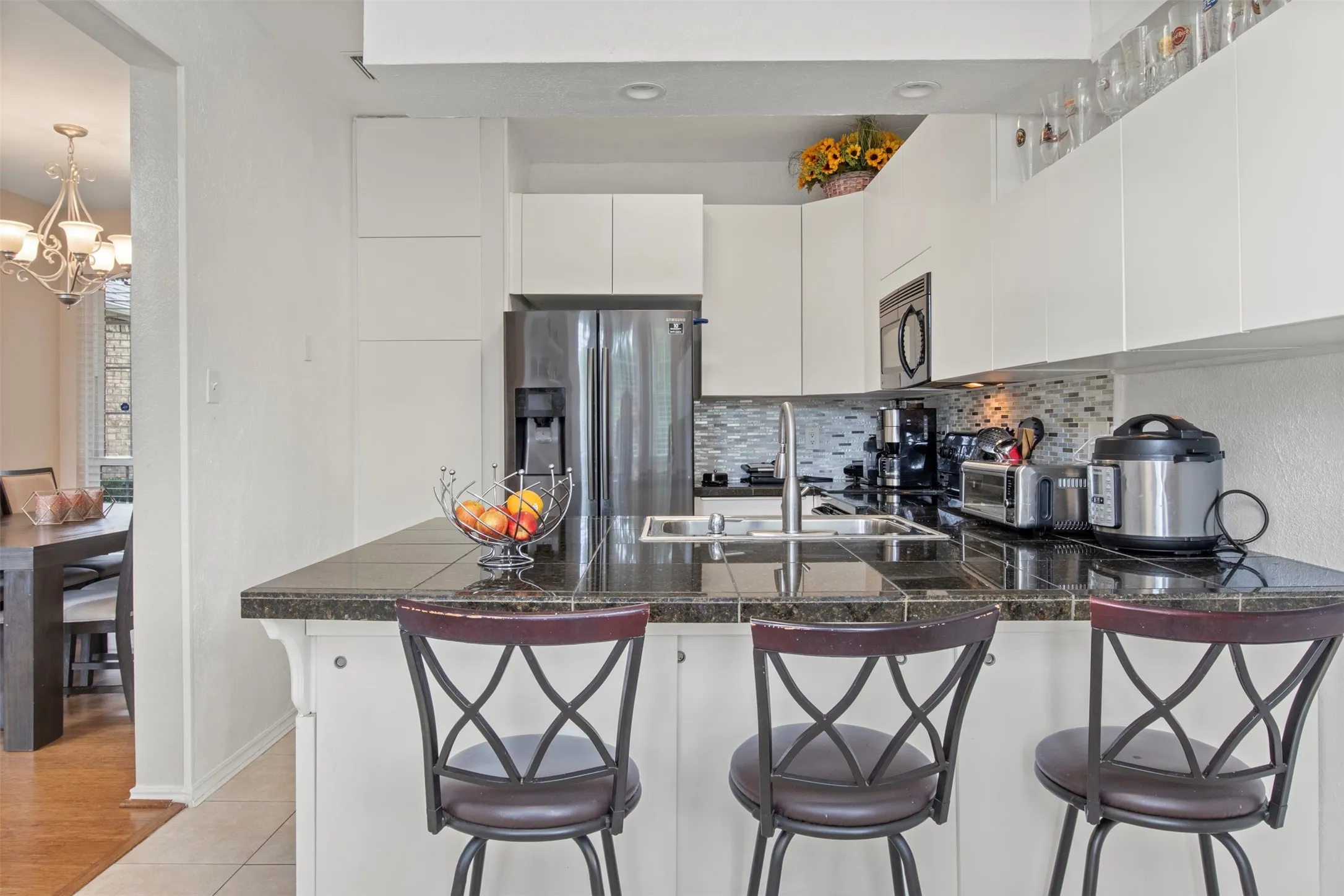 Condominium For Rent in Dallas County , 215 Cimarron Trail 1, Irving, Texas 75063, 2 Bedroom, 3 Bathroom, 1 Garage spaces, 1,348 Sqft, built in 1985, mls#21393097, Real Estate Agent in Irving, Homes For Rent in Dallas county, Homes For Rent in Irving, Realtor in Irving Texas, Real Estate Brokerage Independent Realty Texas, Luminita Cordes Realtor