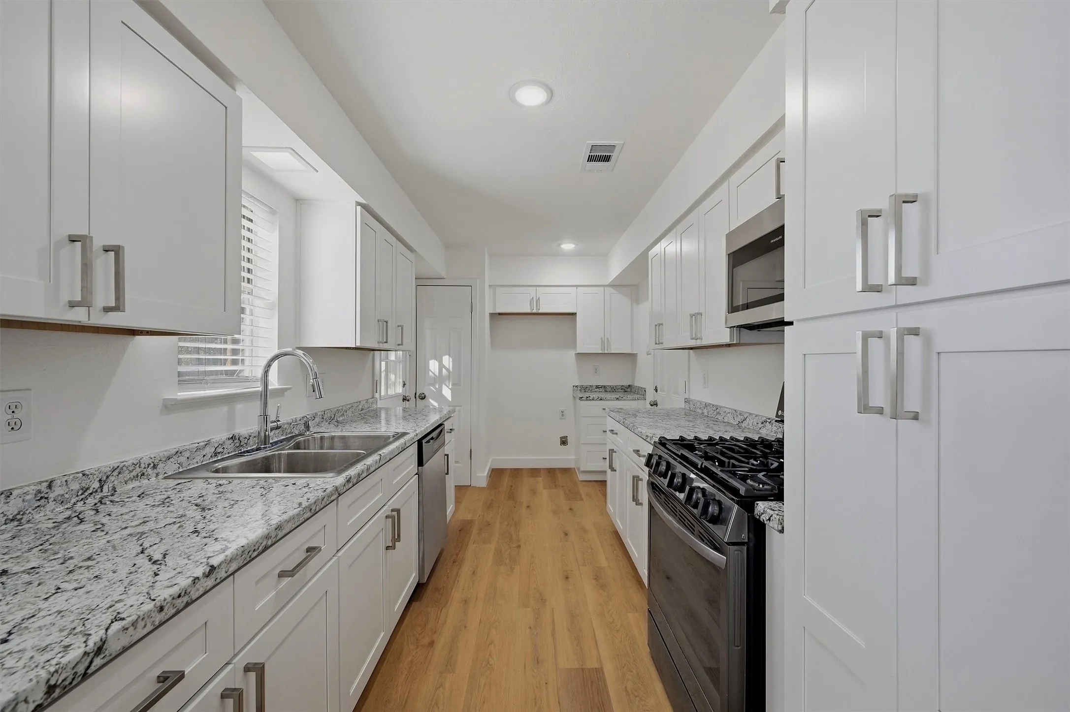 Single Family Residence For Rent in Grayson County , 600 W Pelton Street, Sherman, Texas 75092, 4 Bedroom, 2 Bathroom, 2 Garage spaces, 1,676 Sqft, built in 1960, mls#21393804, Real Estate Agent in Sherman, Homes For Rent in Grayson county, Homes For Rent in Sherman, Realtor in Sherman Texas, Real Estate Brokerage Independent Realty Texas, Luminita Cordes Realtor