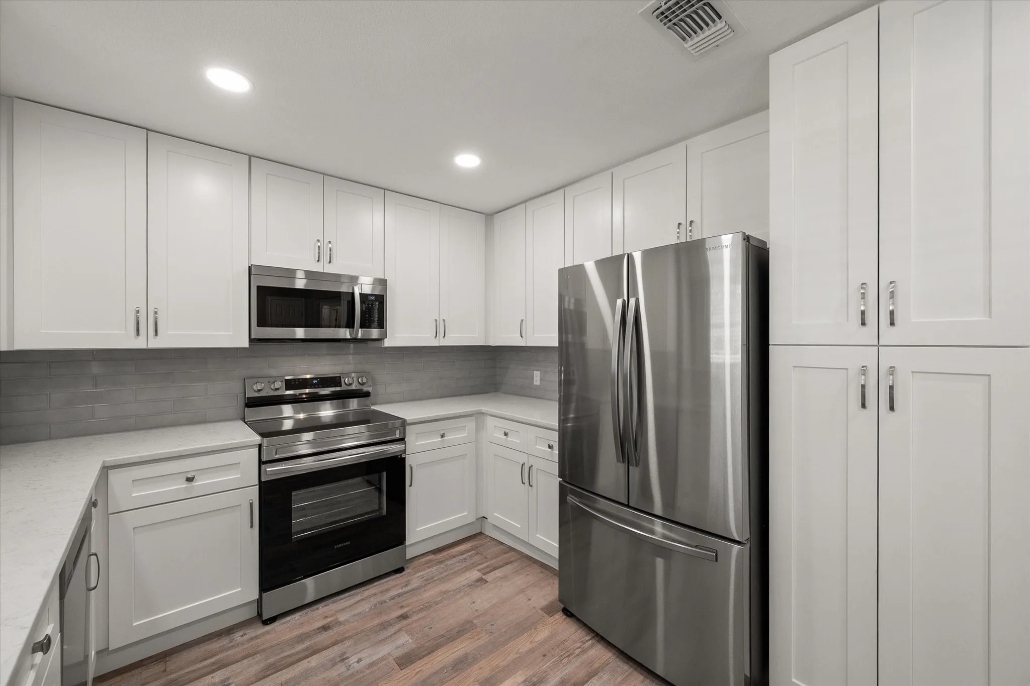 Single Family Residence For Rent in Tarrant County , 3204 Brown Trail, Bedford, Texas 76021, 4 Bedroom, 2 Bathroom, 2 Garage spaces, 1,714 Sqft, built in 1976, mls#21394045, Real Estate Agent in Bedford, Homes For Rent in Tarrant county, Homes For Rent in Bedford, Realtor in Bedford Texas, Real Estate Brokerage Independent Realty Texas, Luminita Cordes Realtor