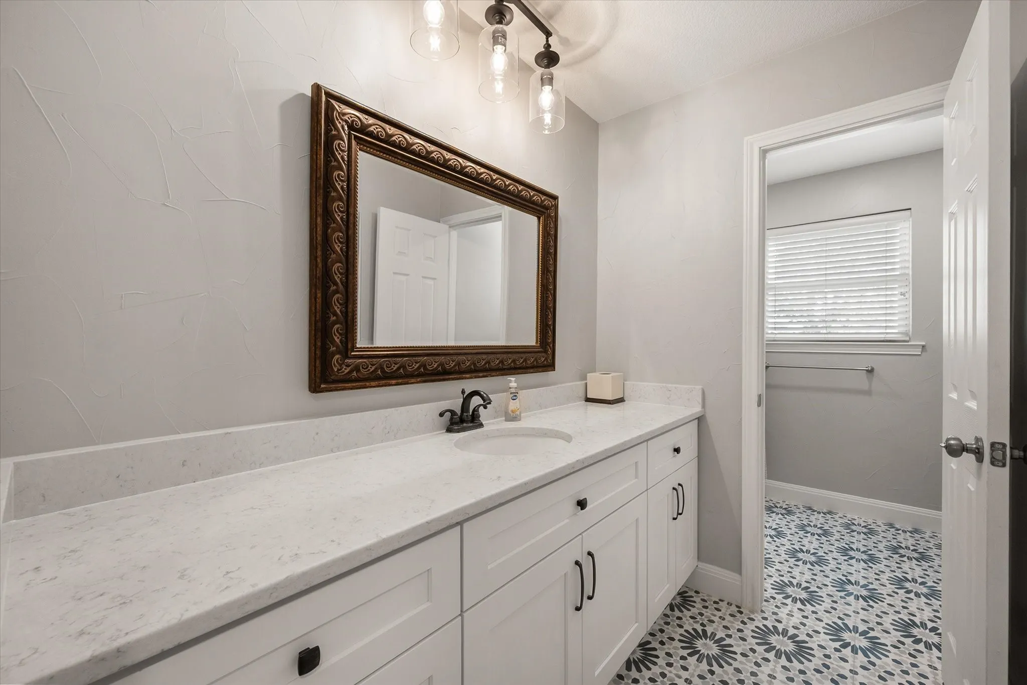 Single Family Residence For Rent in Tarrant County , 3204 Brown Trail, Bedford, Texas 76021, 4 Bedroom, 2 Bathroom, 2 Garage spaces, 1,714 Sqft, built in 1976, mls#21394045, Real Estate Agent in Bedford, Homes For Rent in Tarrant county, Homes For Rent in Bedford, Realtor in Bedford Texas, Real Estate Brokerage Independent Realty Texas, Luminita Cordes Realtor