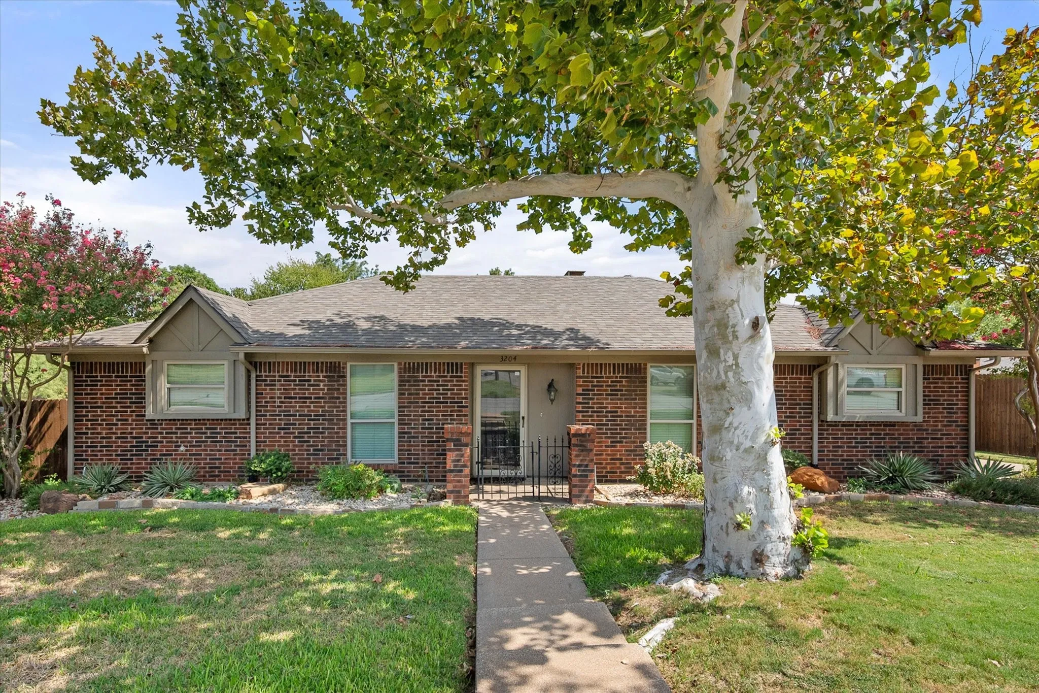Single Family Residence For Rent in Tarrant County , 3204 Brown Trail, Bedford, Texas 76021, 4 Bedroom, 2 Bathroom, 2 Garage spaces, 1,714 Sqft, built in 1976, mls#21394045, Real Estate Agent in Bedford, Homes For Rent in Tarrant county, Homes For Rent in Bedford, Realtor in Bedford Texas, Real Estate Brokerage Independent Realty Texas, Luminita Cordes Realtor