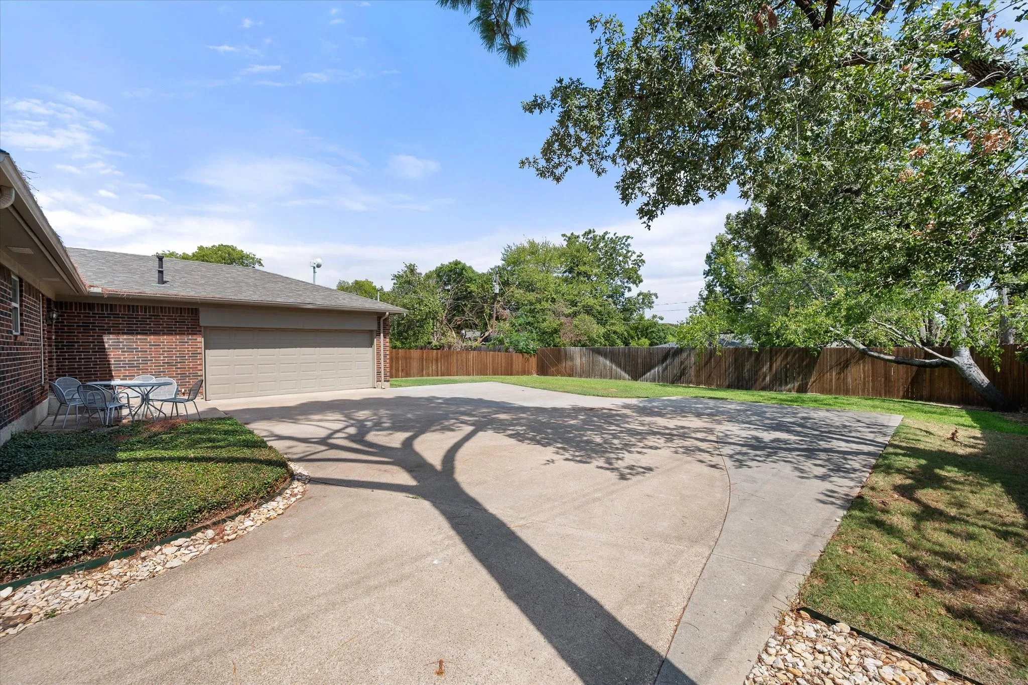 Single Family Residence For Rent in Tarrant County , 3204 Brown Trail, Bedford, Texas 76021, 4 Bedroom, 2 Bathroom, 2 Garage spaces, 1,714 Sqft, built in 1976, mls#21394045, Real Estate Agent in Bedford, Homes For Rent in Tarrant county, Homes For Rent in Bedford, Realtor in Bedford Texas, Real Estate Brokerage Independent Realty Texas, Luminita Cordes Realtor