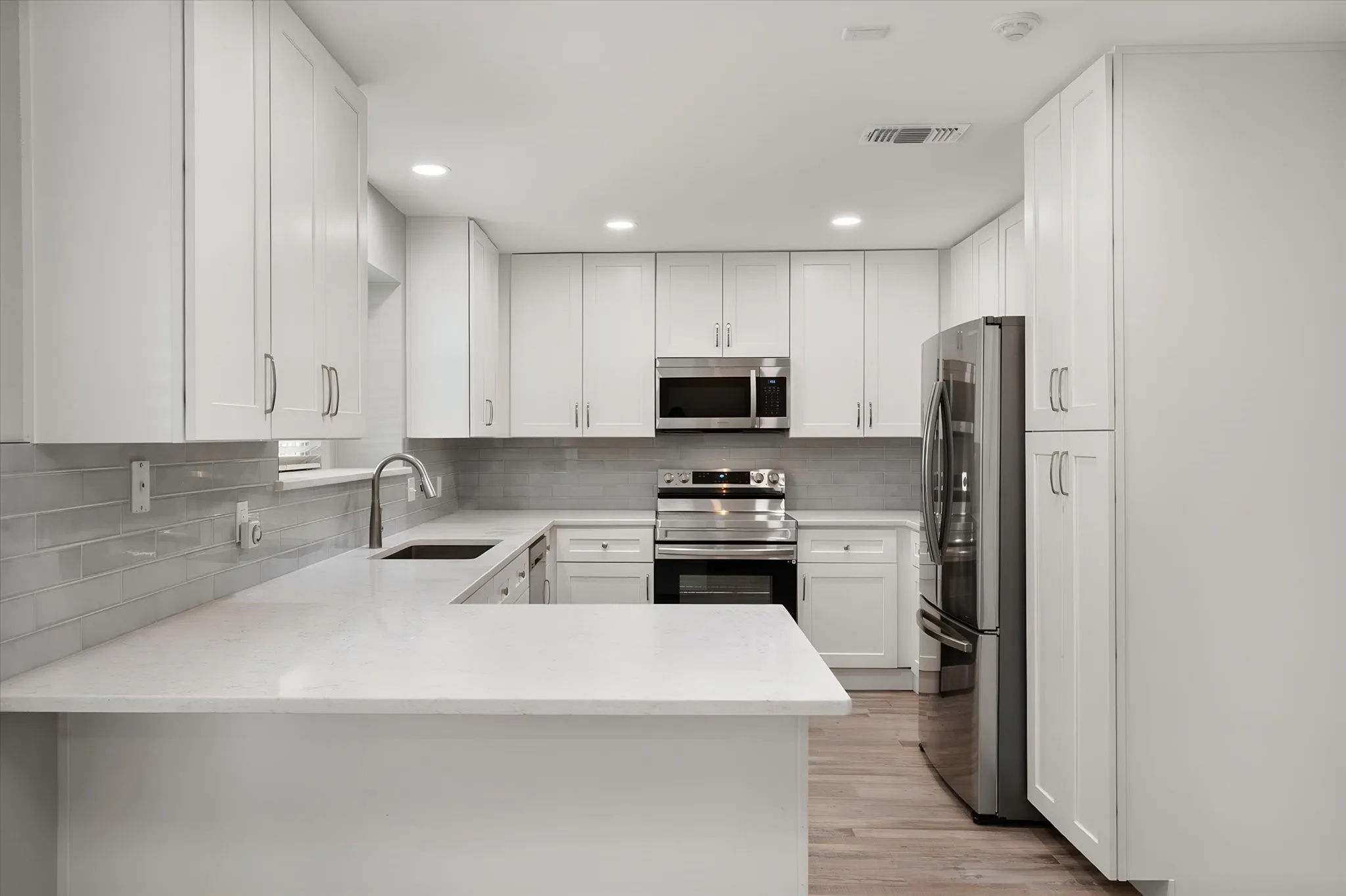 Single Family Residence For Rent in Tarrant County , 3204 Brown Trail, Bedford, Texas 76021, 4 Bedroom, 2 Bathroom, 2 Garage spaces, 1,714 Sqft, built in 1976, mls#21394045, Real Estate Agent in Bedford, Homes For Rent in Tarrant county, Homes For Rent in Bedford, Realtor in Bedford Texas, Real Estate Brokerage Independent Realty Texas, Luminita Cordes Realtor