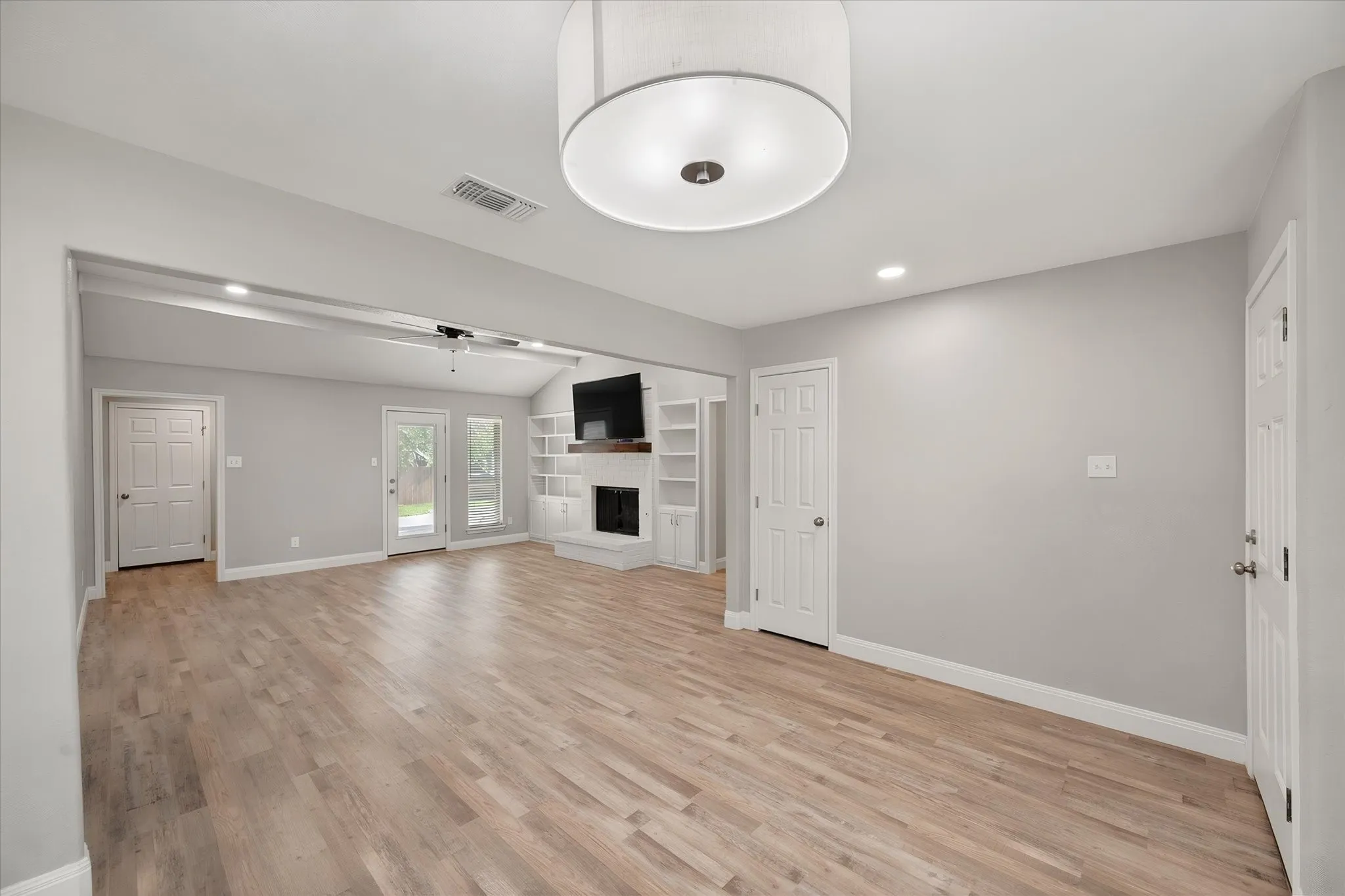 Single Family Residence For Rent in Tarrant County , 3204 Brown Trail, Bedford, Texas 76021, 4 Bedroom, 2 Bathroom, 2 Garage spaces, 1,714 Sqft, built in 1976, mls#21394045, Real Estate Agent in Bedford, Homes For Rent in Tarrant county, Homes For Rent in Bedford, Realtor in Bedford Texas, Real Estate Brokerage Independent Realty Texas, Luminita Cordes Realtor