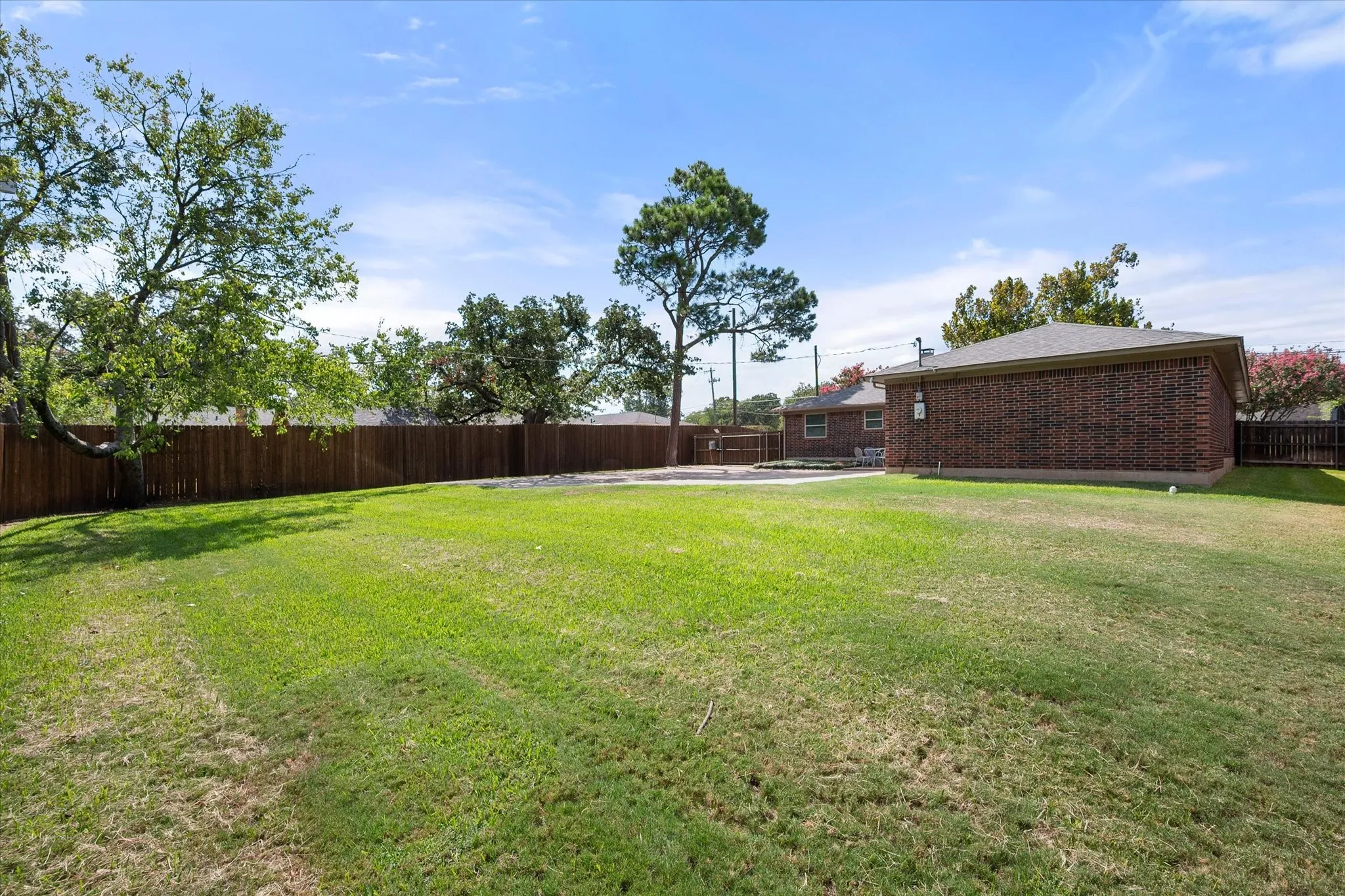 Single Family Residence For Rent in Tarrant County , 3204 Brown Trail, Bedford, Texas 76021, 4 Bedroom, 2 Bathroom, 2 Garage spaces, 1,714 Sqft, built in 1976, mls#21394045, Real Estate Agent in Bedford, Homes For Rent in Tarrant county, Homes For Rent in Bedford, Realtor in Bedford Texas, Real Estate Brokerage Independent Realty Texas, Luminita Cordes Realtor