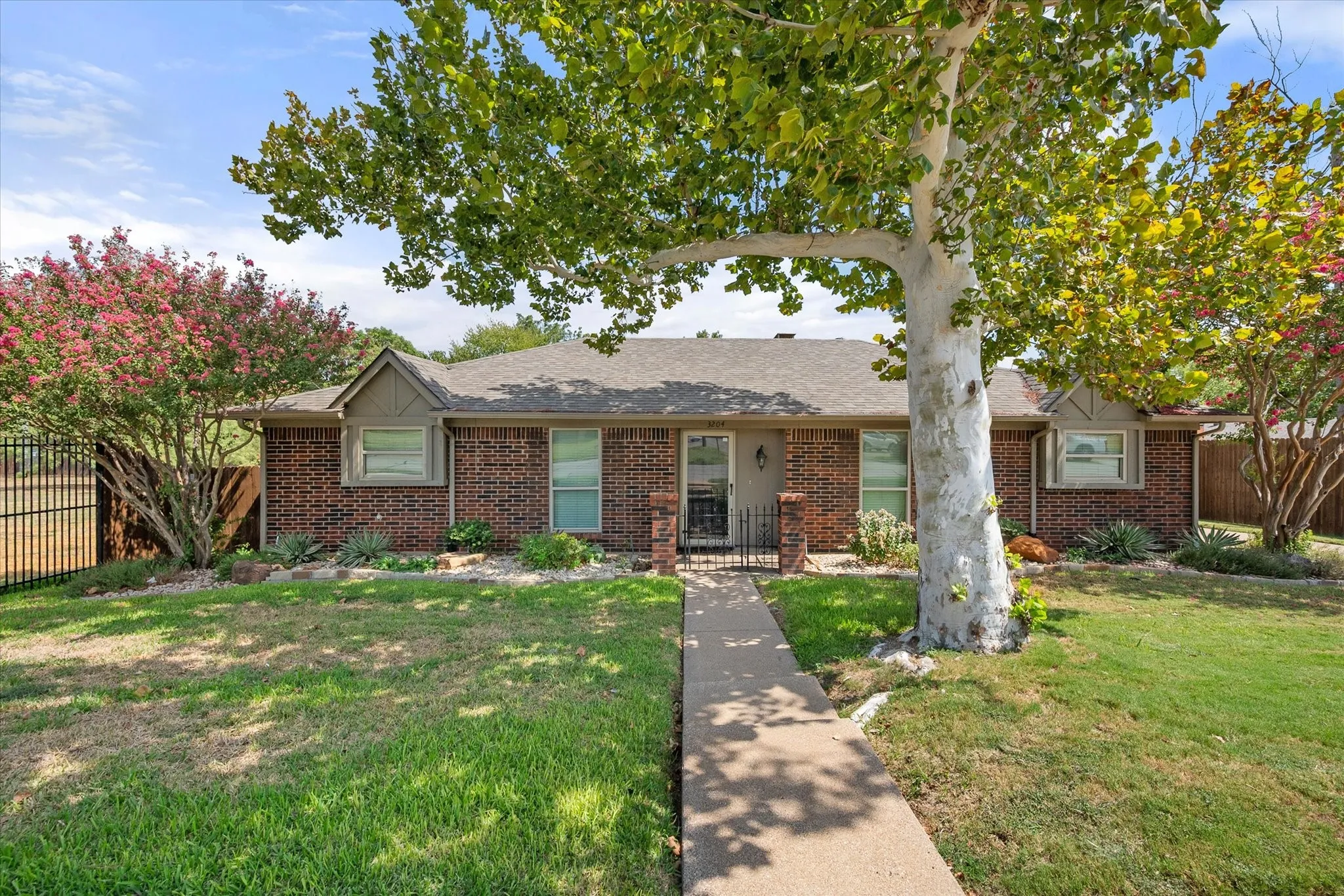 Single Family Residence For Rent in Tarrant County , 3204 Brown Trail, Bedford, Texas 76021, 4 Bedroom, 2 Bathroom, 2 Garage spaces, 1,714 Sqft, built in 1976, mls#21394045, Real Estate Agent in Bedford, Homes For Rent in Tarrant county, Homes For Rent in Bedford, Realtor in Bedford Texas, Real Estate Brokerage Independent Realty Texas, Luminita Cordes Realtor