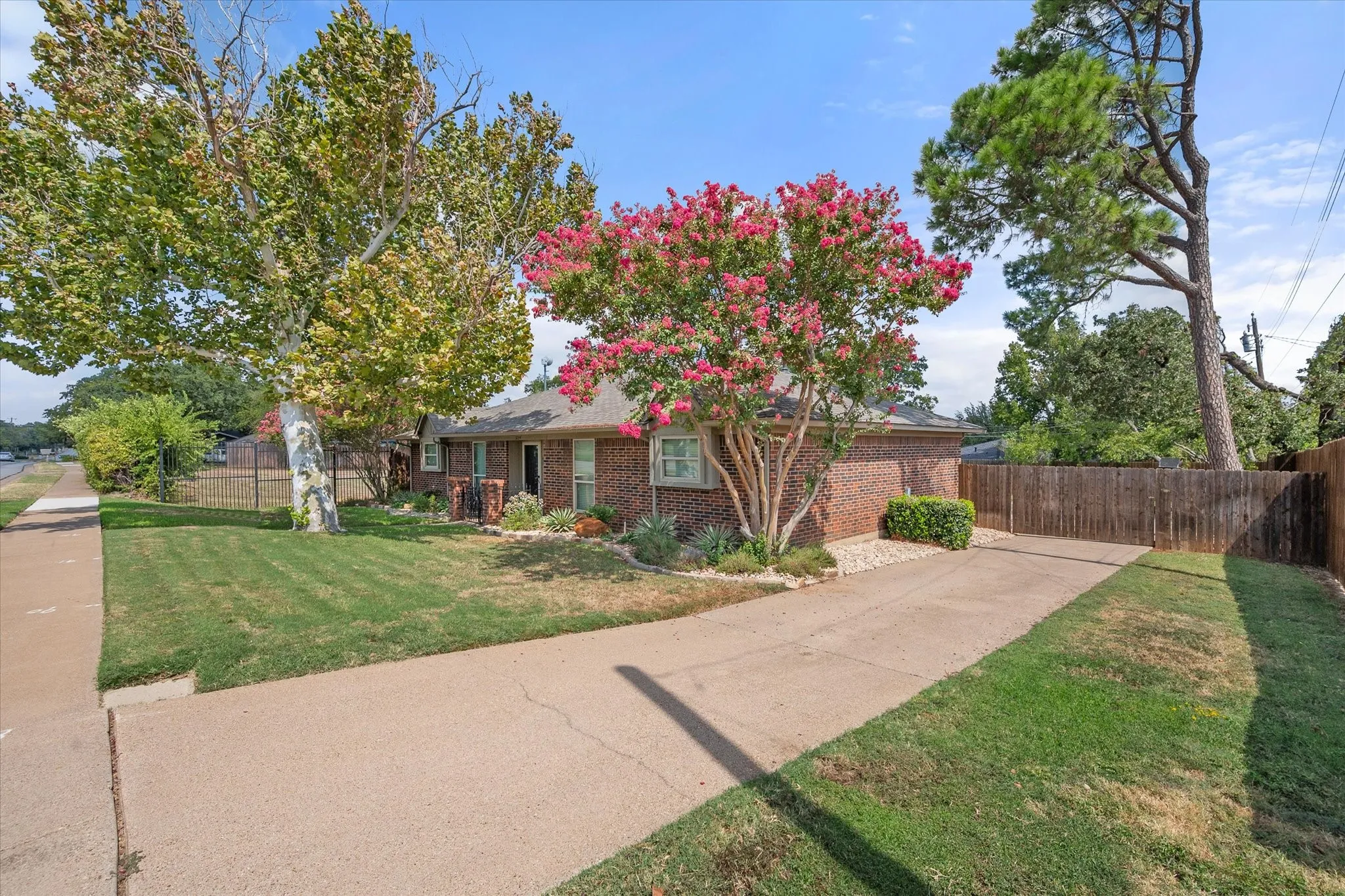 Single Family Residence For Rent in Tarrant County , 3204 Brown Trail, Bedford, Texas 76021, 4 Bedroom, 2 Bathroom, 2 Garage spaces, 1,714 Sqft, built in 1976, mls#21394045, Real Estate Agent in Bedford, Homes For Rent in Tarrant county, Homes For Rent in Bedford, Realtor in Bedford Texas, Real Estate Brokerage Independent Realty Texas, Luminita Cordes Realtor