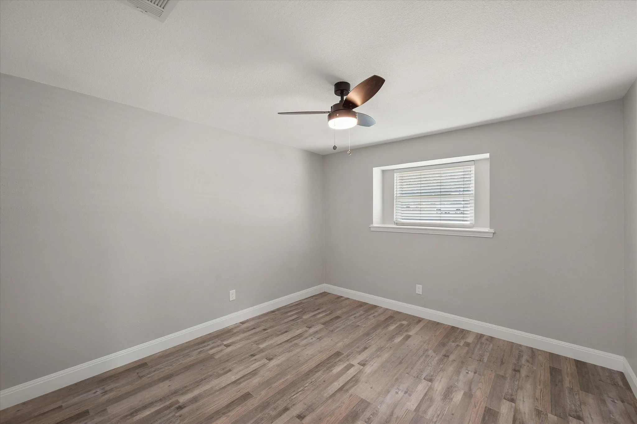 Single Family Residence For Rent in Tarrant County , 3204 Brown Trail, Bedford, Texas 76021, 4 Bedroom, 2 Bathroom, 2 Garage spaces, 1,714 Sqft, built in 1976, mls#21394045, Real Estate Agent in Bedford, Homes For Rent in Tarrant county, Homes For Rent in Bedford, Realtor in Bedford Texas, Real Estate Brokerage Independent Realty Texas, Luminita Cordes Realtor