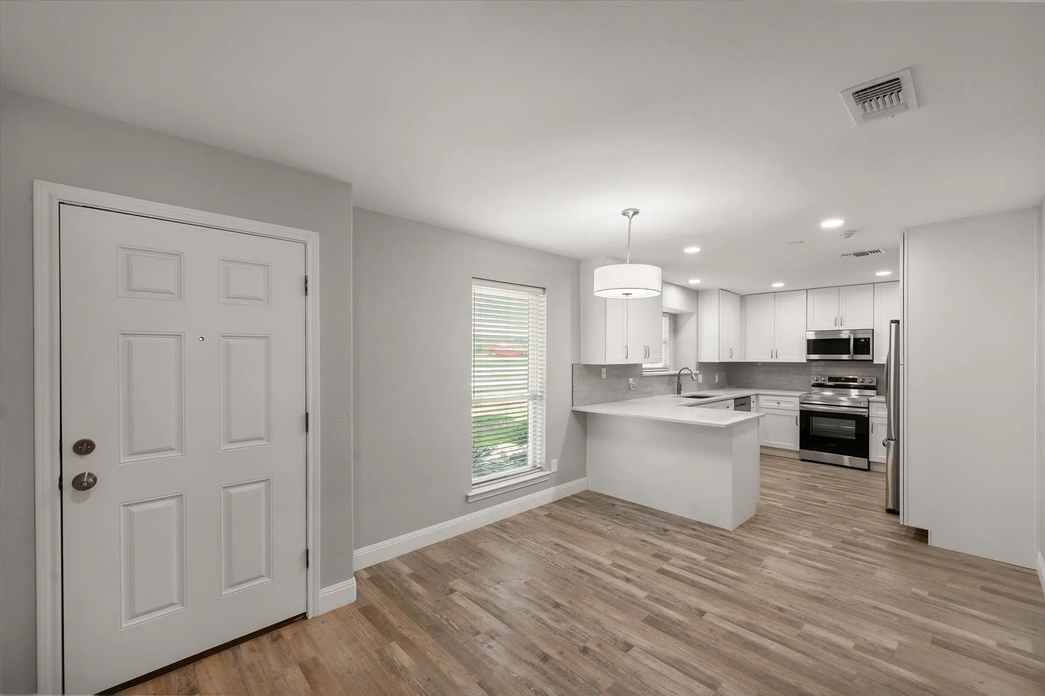 Single Family Residence For Rent in Tarrant County , 3204 Brown Trail, Bedford, Texas 76021, 4 Bedroom, 2 Bathroom, 2 Garage spaces, 1,714 Sqft, built in 1976, mls#21394045, Real Estate Agent in Bedford, Homes For Rent in Tarrant county, Homes For Rent in Bedford, Realtor in Bedford Texas, Real Estate Brokerage Independent Realty Texas, Luminita Cordes Realtor