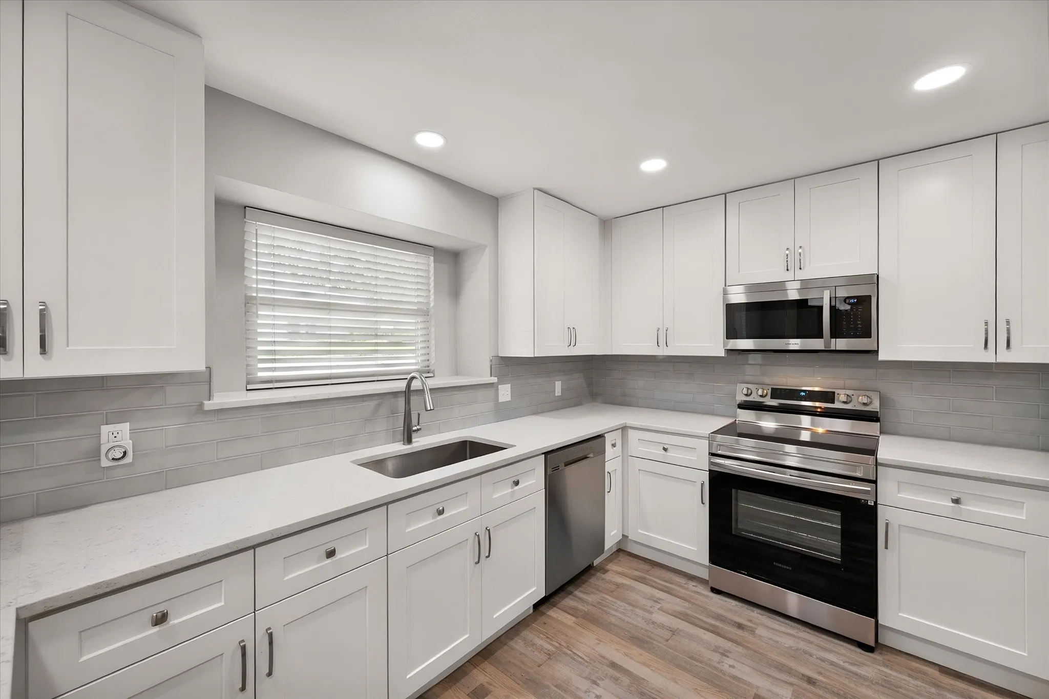 Single Family Residence For Rent in Tarrant County , 3204 Brown Trail, Bedford, Texas 76021, 4 Bedroom, 2 Bathroom, 2 Garage spaces, 1,714 Sqft, built in 1976, mls#21394045, Real Estate Agent in Bedford, Homes For Rent in Tarrant county, Homes For Rent in Bedford, Realtor in Bedford Texas, Real Estate Brokerage Independent Realty Texas, Luminita Cordes Realtor