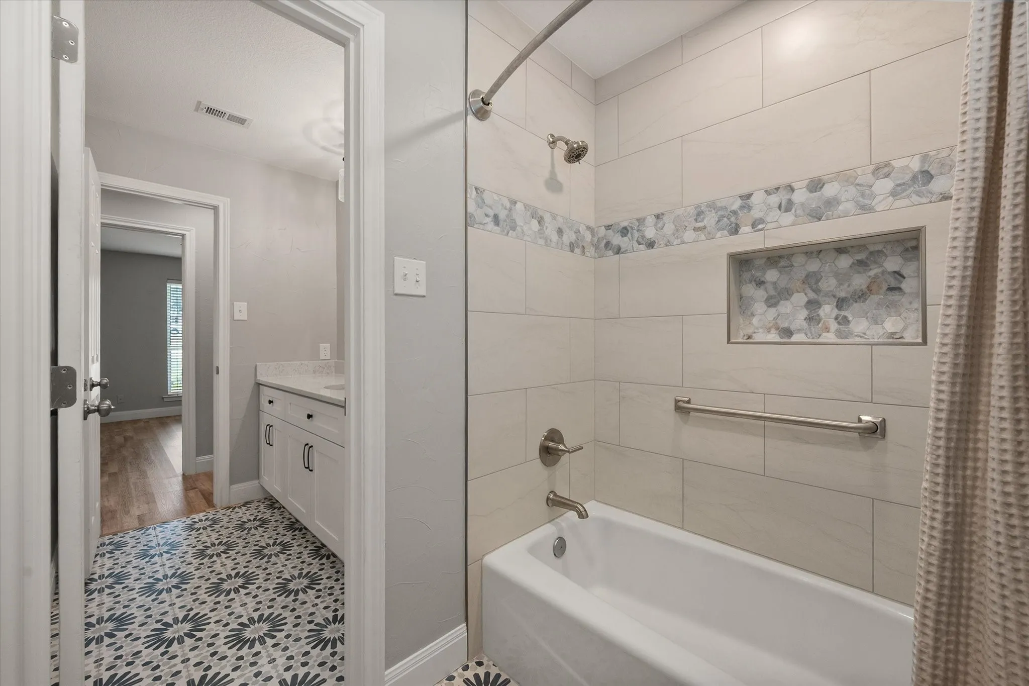 Single Family Residence For Rent in Tarrant County , 3204 Brown Trail, Bedford, Texas 76021, 4 Bedroom, 2 Bathroom, 2 Garage spaces, 1,714 Sqft, built in 1976, mls#21394045, Real Estate Agent in Bedford, Homes For Rent in Tarrant county, Homes For Rent in Bedford, Realtor in Bedford Texas, Real Estate Brokerage Independent Realty Texas, Luminita Cordes Realtor