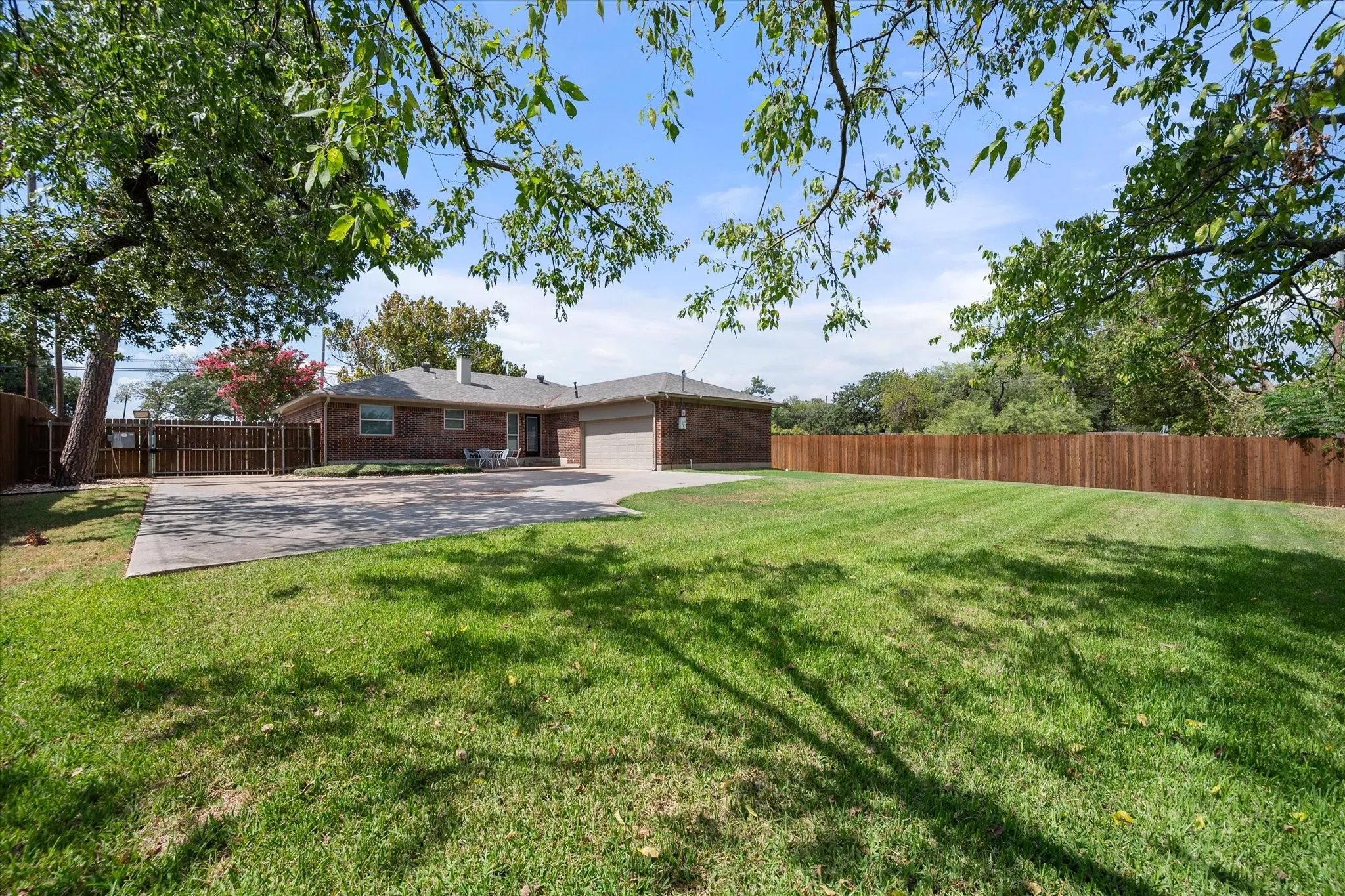 Single Family Residence For Rent in Tarrant County , 3204 Brown Trail, Bedford, Texas 76021, 4 Bedroom, 2 Bathroom, 2 Garage spaces, 1,714 Sqft, built in 1976, mls#21394045, Real Estate Agent in Bedford, Homes For Rent in Tarrant county, Homes For Rent in Bedford, Realtor in Bedford Texas, Real Estate Brokerage Independent Realty Texas, Luminita Cordes Realtor