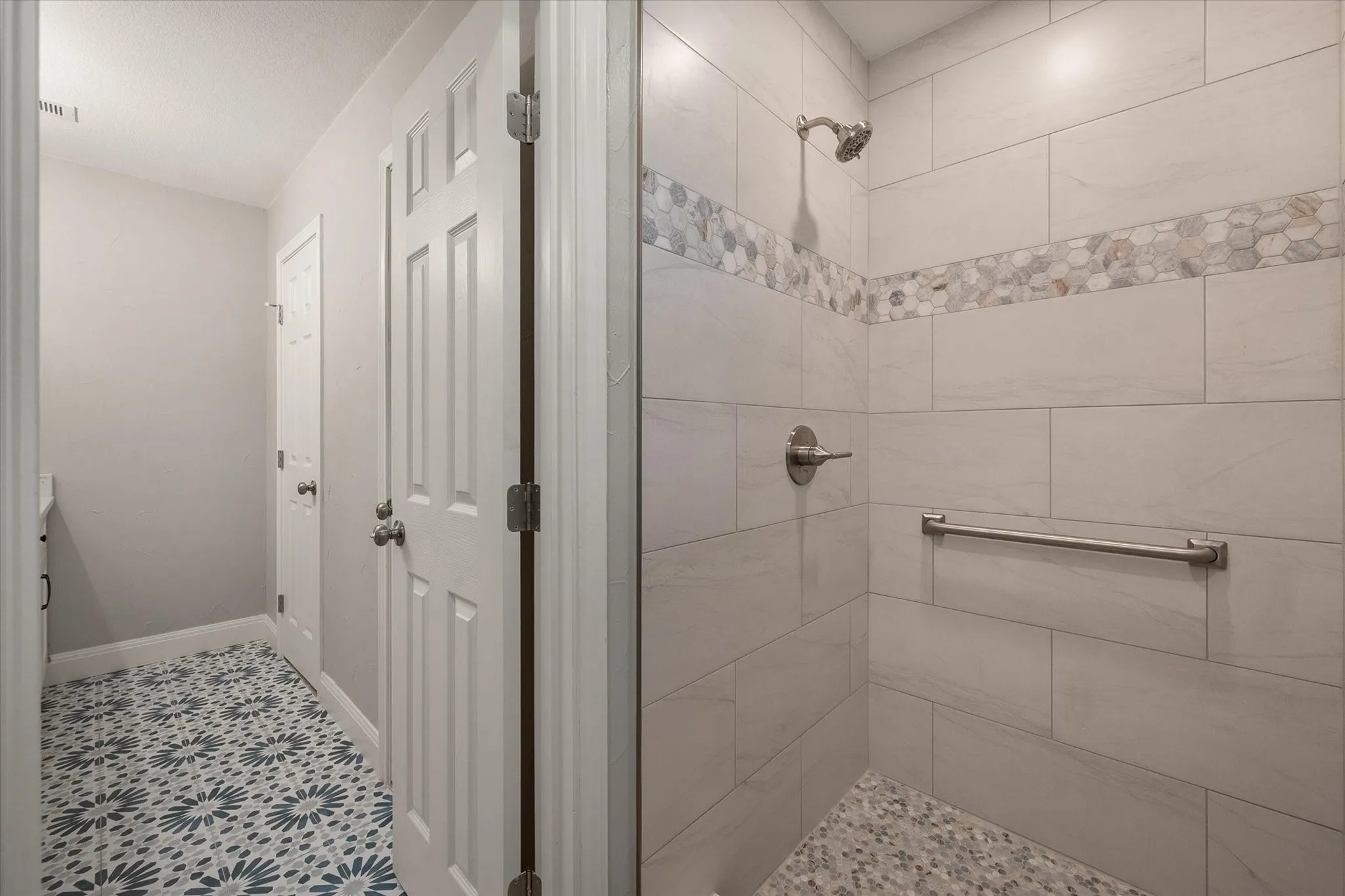 Single Family Residence For Rent in Tarrant County , 3204 Brown Trail, Bedford, Texas 76021, 4 Bedroom, 2 Bathroom, 2 Garage spaces, 1,714 Sqft, built in 1976, mls#21394045, Real Estate Agent in Bedford, Homes For Rent in Tarrant county, Homes For Rent in Bedford, Realtor in Bedford Texas, Real Estate Brokerage Independent Realty Texas, Luminita Cordes Realtor