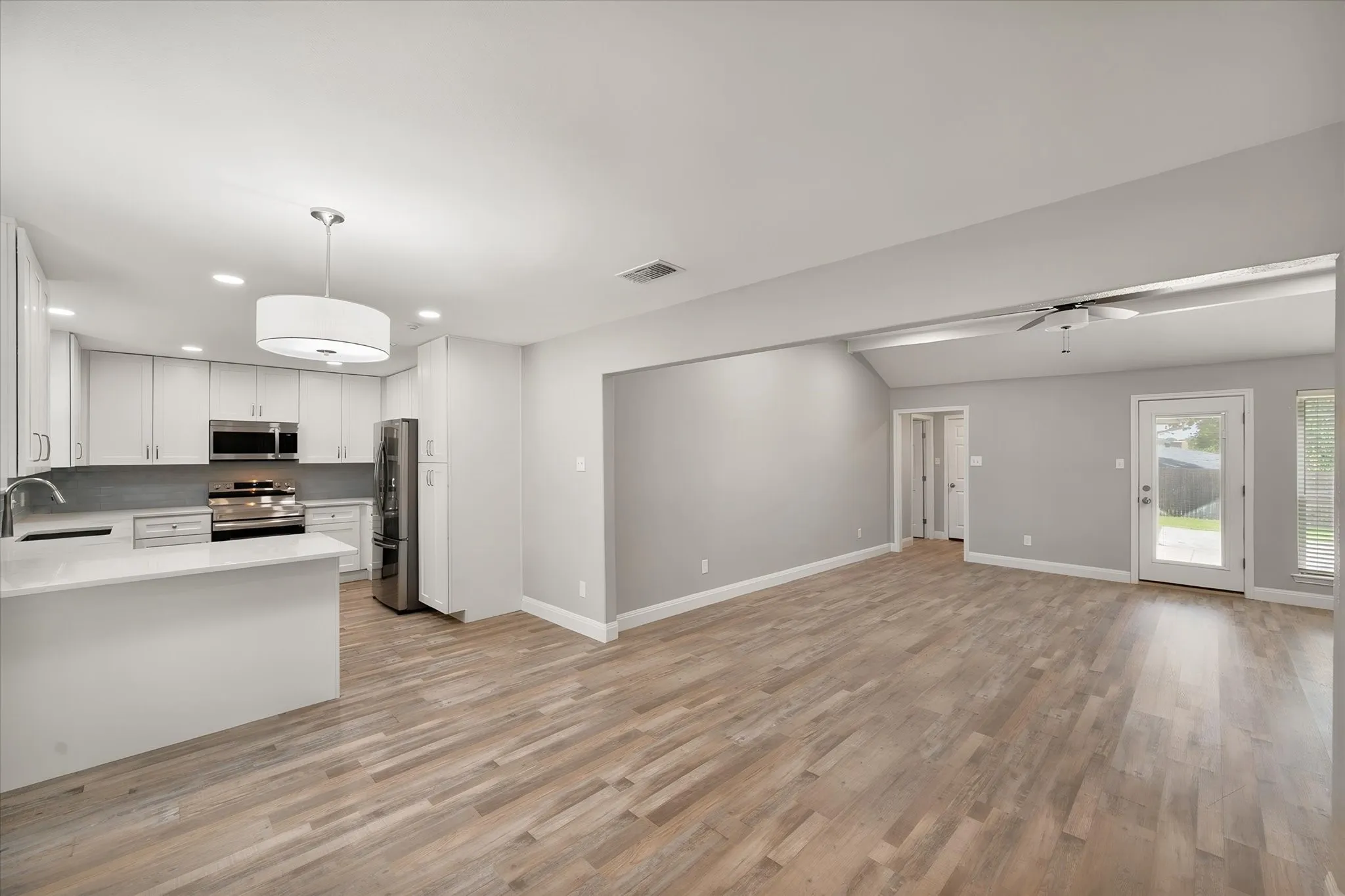 Single Family Residence For Rent in Tarrant County , 3204 Brown Trail, Bedford, Texas 76021, 4 Bedroom, 2 Bathroom, 2 Garage spaces, 1,714 Sqft, built in 1976, mls#21394045, Real Estate Agent in Bedford, Homes For Rent in Tarrant county, Homes For Rent in Bedford, Realtor in Bedford Texas, Real Estate Brokerage Independent Realty Texas, Luminita Cordes Realtor