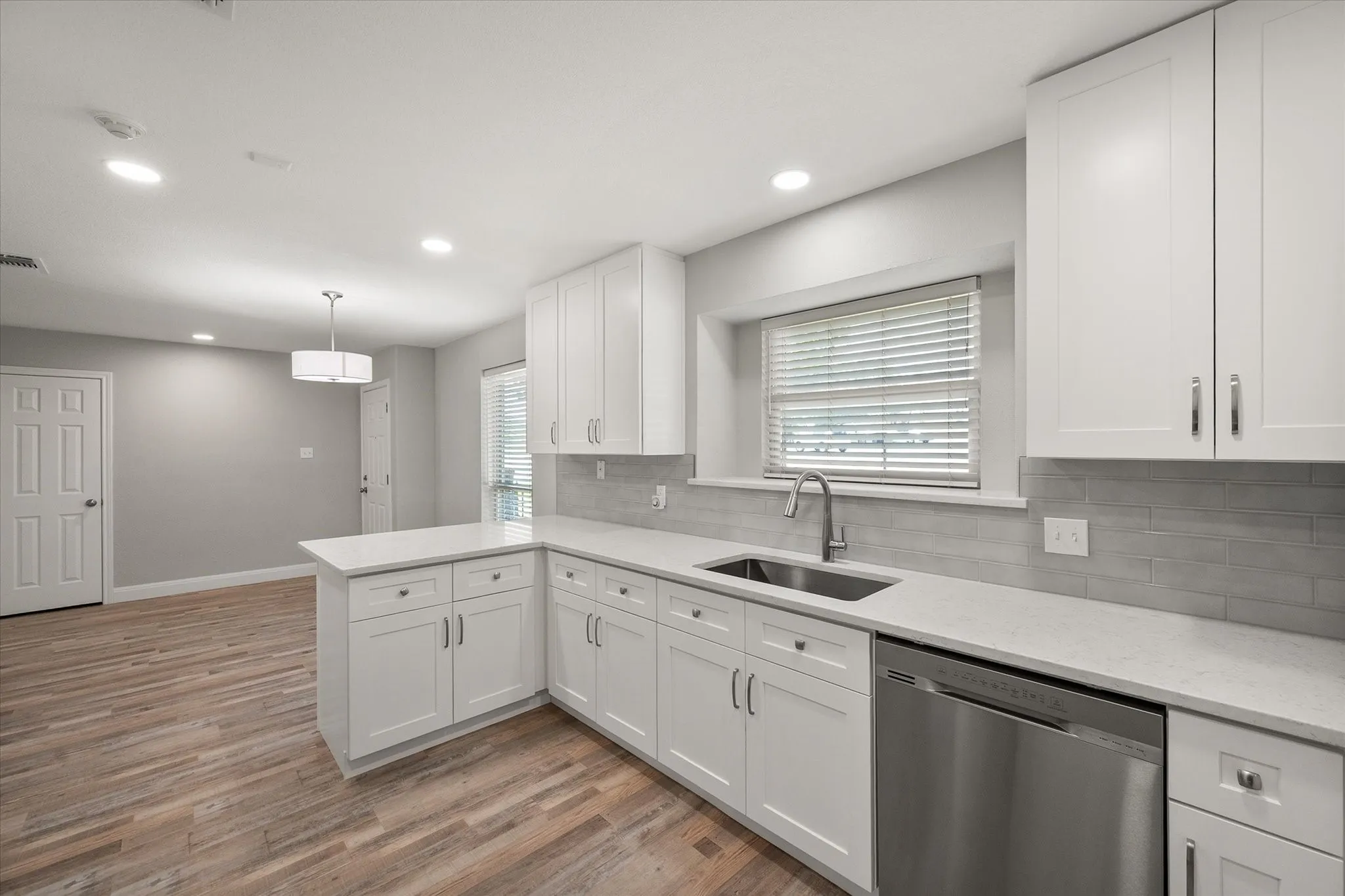Single Family Residence For Rent in Tarrant County , 3204 Brown Trail, Bedford, Texas 76021, 4 Bedroom, 2 Bathroom, 2 Garage spaces, 1,714 Sqft, built in 1976, mls#21394045, Real Estate Agent in Bedford, Homes For Rent in Tarrant county, Homes For Rent in Bedford, Realtor in Bedford Texas, Real Estate Brokerage Independent Realty Texas, Luminita Cordes Realtor