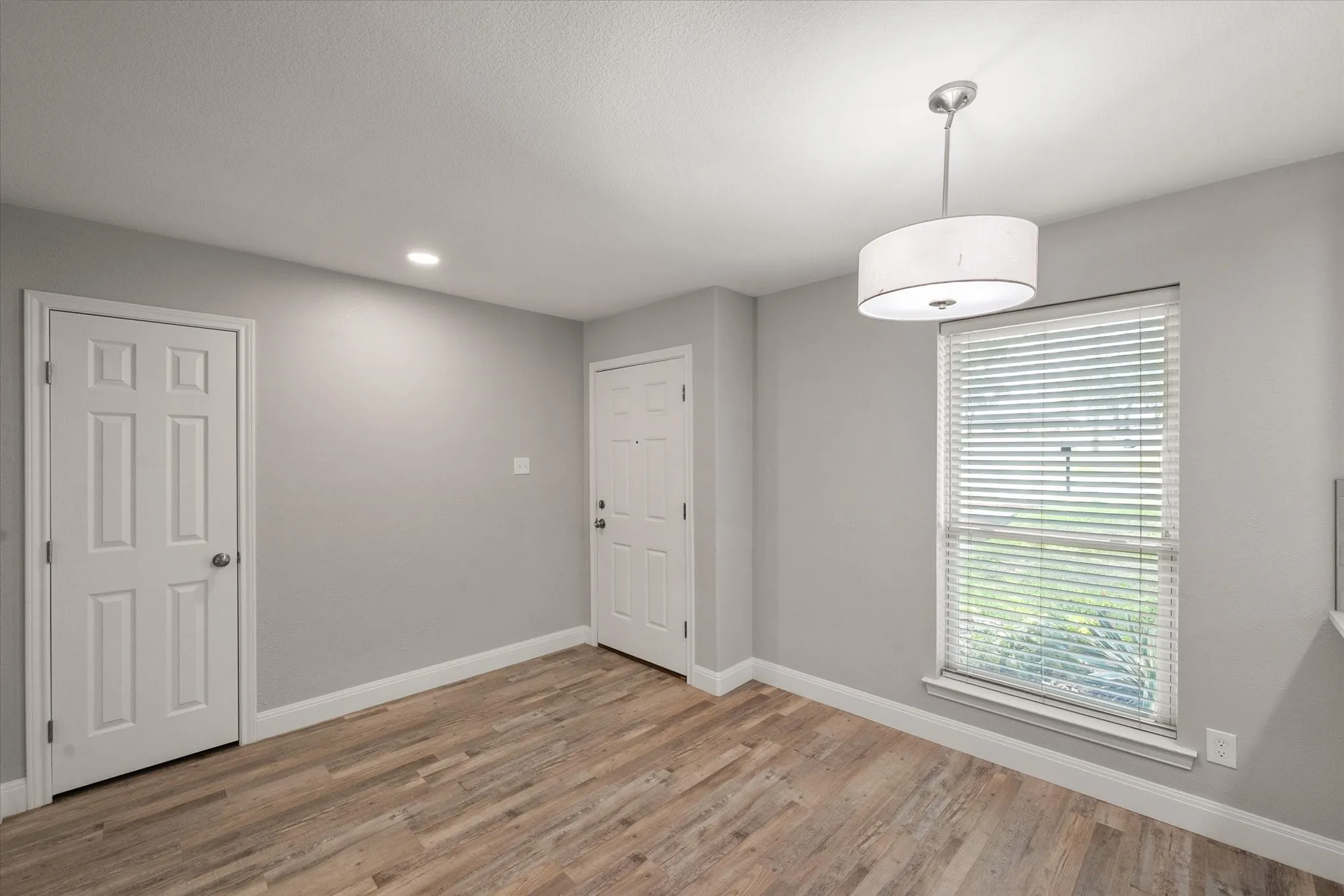 Single Family Residence For Rent in Tarrant County , 3204 Brown Trail, Bedford, Texas 76021, 4 Bedroom, 2 Bathroom, 2 Garage spaces, 1,714 Sqft, built in 1976, mls#21394045, Real Estate Agent in Bedford, Homes For Rent in Tarrant county, Homes For Rent in Bedford, Realtor in Bedford Texas, Real Estate Brokerage Independent Realty Texas, Luminita Cordes Realtor