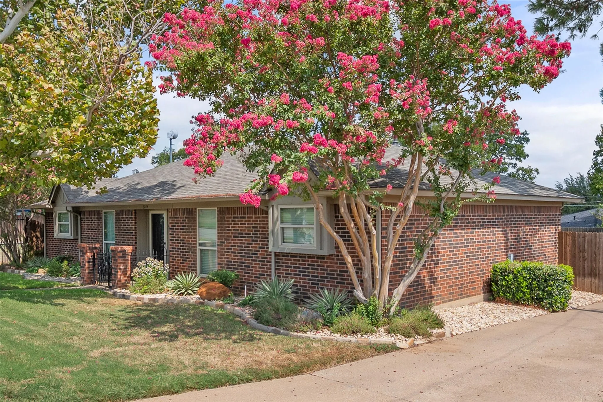 Single Family Residence For Rent in Tarrant County , 3204 Brown Trail, Bedford, Texas 76021, 4 Bedroom, 2 Bathroom, 2 Garage spaces, 1,714 Sqft, built in 1976, mls#21394045, Real Estate Agent in Bedford, Homes For Rent in Tarrant county, Homes For Rent in Bedford, Realtor in Bedford Texas, Real Estate Brokerage Independent Realty Texas, Luminita Cordes Realtor