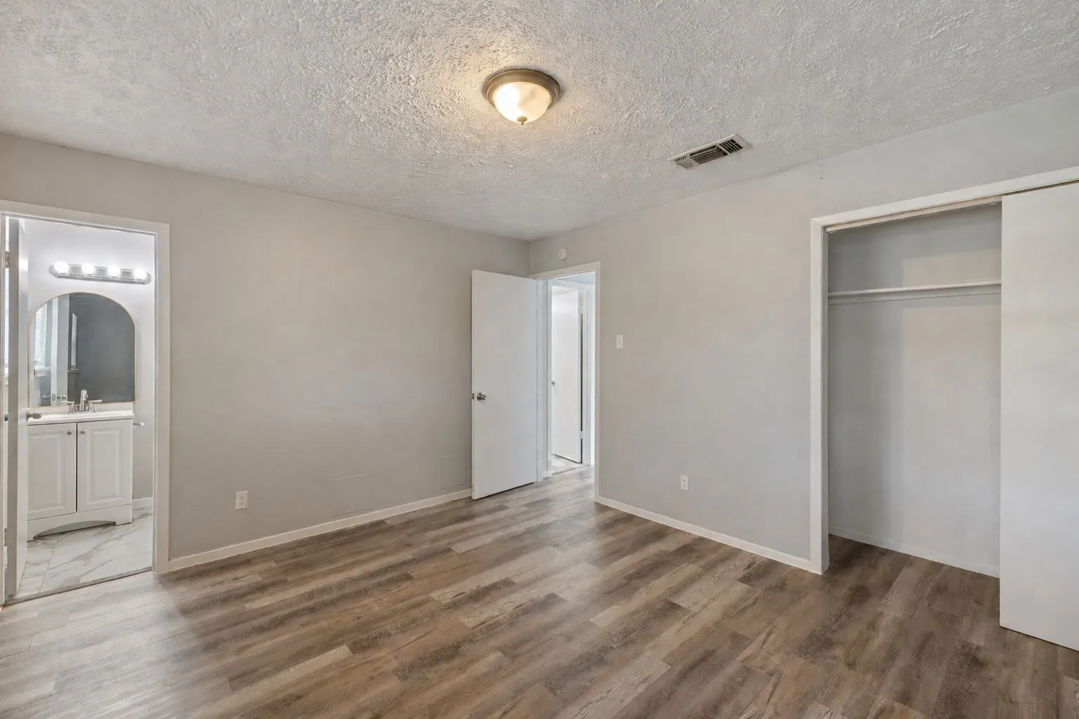 Townhouse For Sale in Dallas County , 66 W Mountain Creek Drive, Grand Prairie, Texas 75052, 3 Bedroom, 2 Bathroom, Garage spaces, 1,280 Sqft, built in 1971, mls#21393441, Real Estate Agent in Grand Prairie, Homes For Sale in Dallas county, Homes For Sale in Grand Prairie, Realtor in Grand Prairie Texas, Real Estate Brokerage Independent Realty Texas, Luminita Cordes Realtor