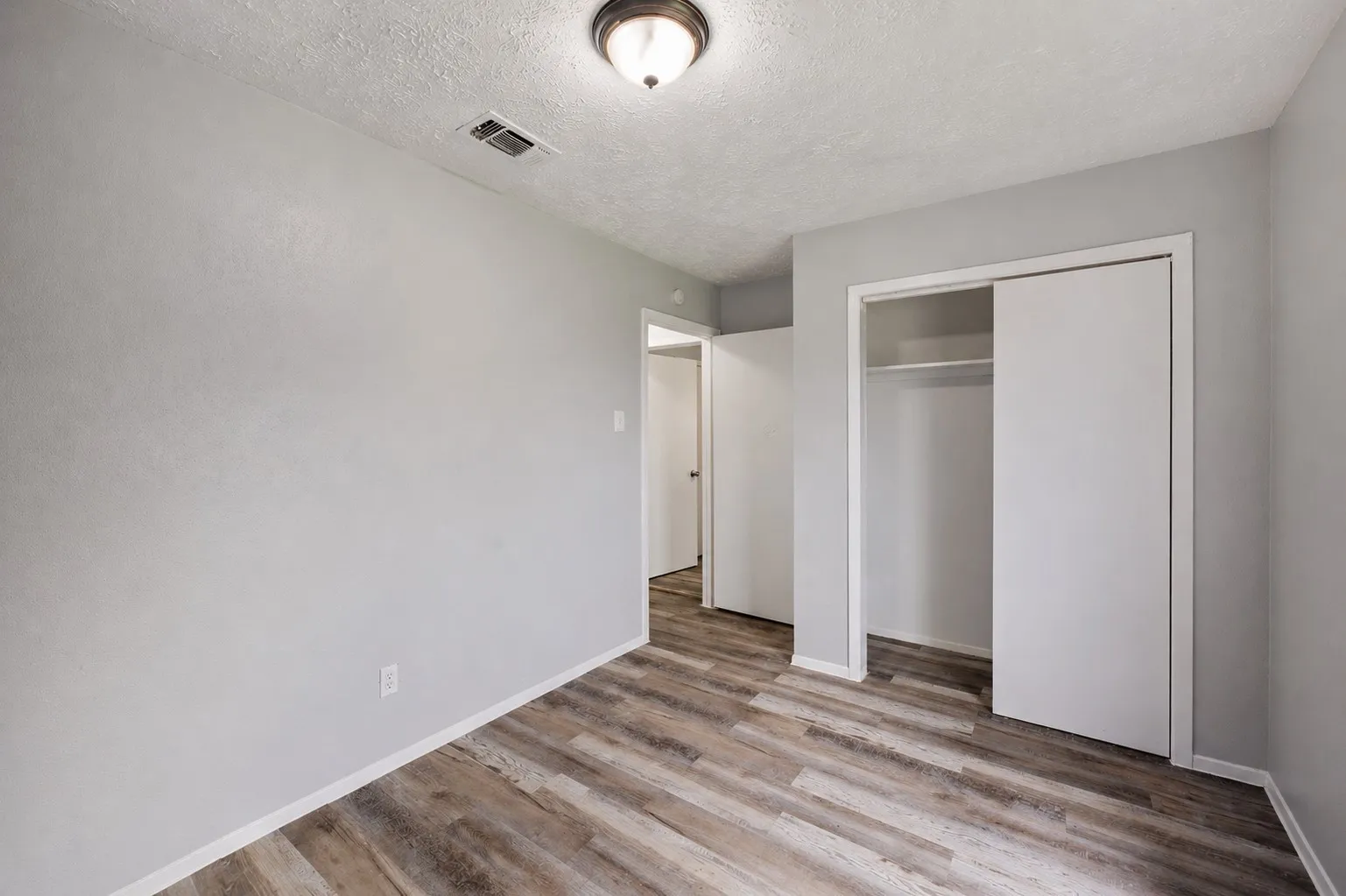 Townhouse For Sale in Dallas County , 66 W Mountain Creek Drive, Grand Prairie, Texas 75052, 3 Bedroom, 2 Bathroom, Garage spaces, 1,280 Sqft, built in 1971, mls#21393441, Real Estate Agent in Grand Prairie, Homes For Sale in Dallas county, Homes For Sale in Grand Prairie, Realtor in Grand Prairie Texas, Real Estate Brokerage Independent Realty Texas, Luminita Cordes Realtor