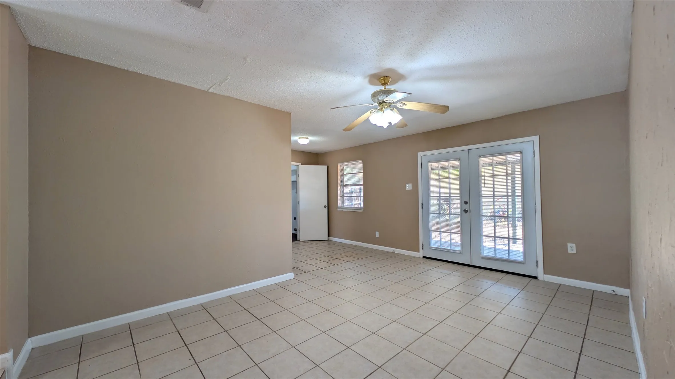 Single Family Residence For Rent in Denton County , 514 Campbell Lane, Denton, Texas 76209, 3 Bedroom, 2 Bathroom, Garage spaces, 1,480 Sqft, built in 1960, mls#21394136, Real Estate Agent in Denton, Homes For Rent in Denton county, Homes For Rent in Denton, Realtor in Denton Texas, Real Estate Brokerage Independent Realty Texas, Luminita Cordes Realtor