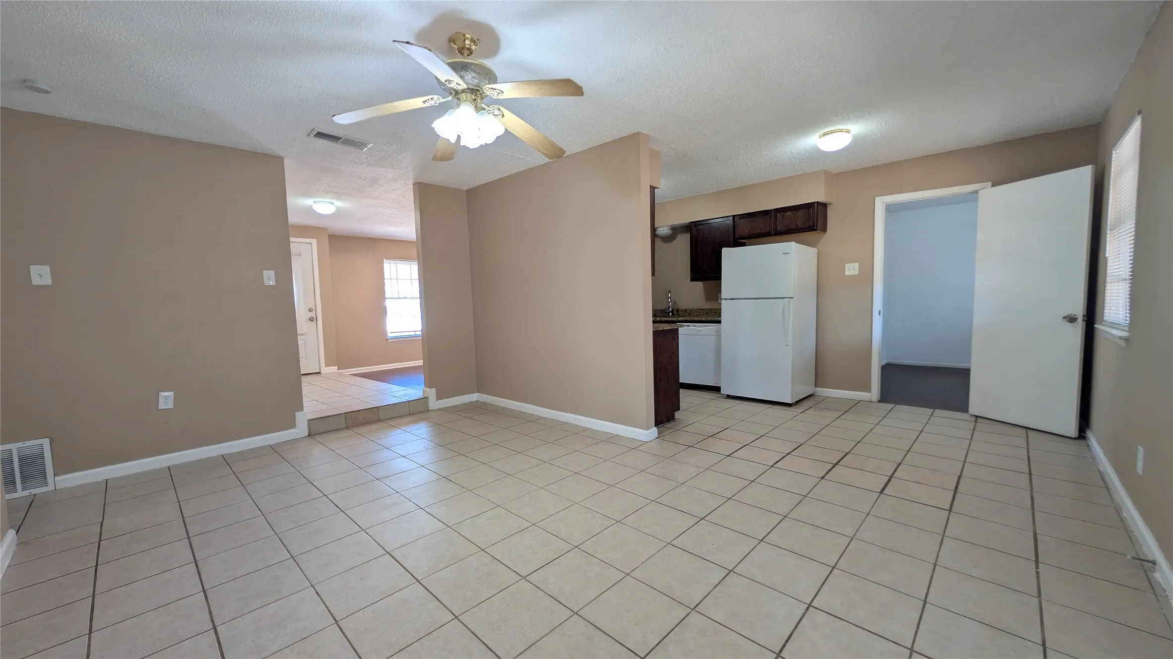 Single Family Residence For Rent in Denton County , 514 Campbell Lane, Denton, Texas 76209, 3 Bedroom, 2 Bathroom, Garage spaces, 1,480 Sqft, built in 1960, mls#21394136, Real Estate Agent in Denton, Homes For Rent in Denton county, Homes For Rent in Denton, Realtor in Denton Texas, Real Estate Brokerage Independent Realty Texas, Luminita Cordes Realtor