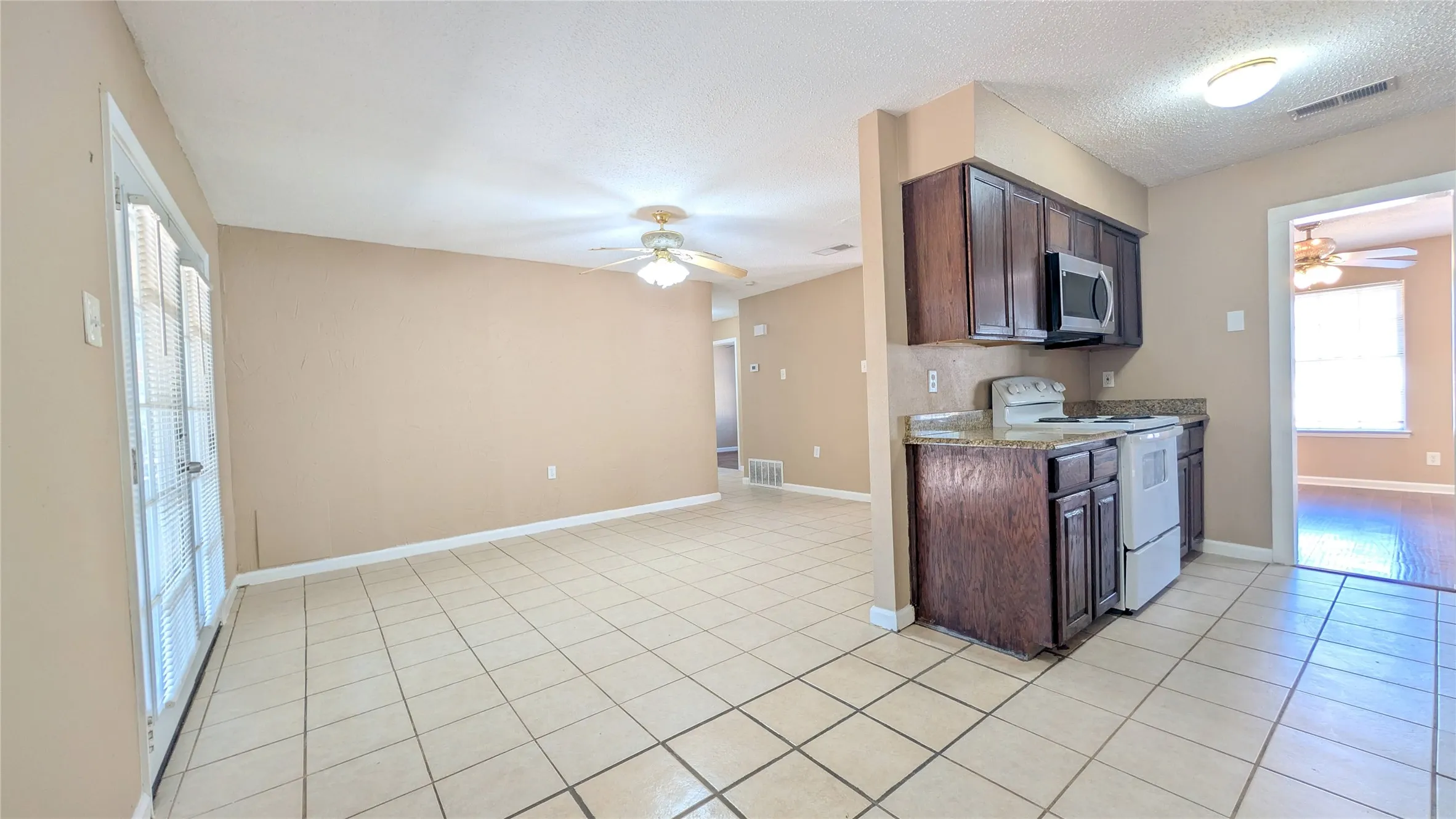 Single Family Residence For Rent in Denton County , 514 Campbell Lane, Denton, Texas 76209, 3 Bedroom, 2 Bathroom, Garage spaces, 1,480 Sqft, built in 1960, mls#21394136, Real Estate Agent in Denton, Homes For Rent in Denton county, Homes For Rent in Denton, Realtor in Denton Texas, Real Estate Brokerage Independent Realty Texas, Luminita Cordes Realtor