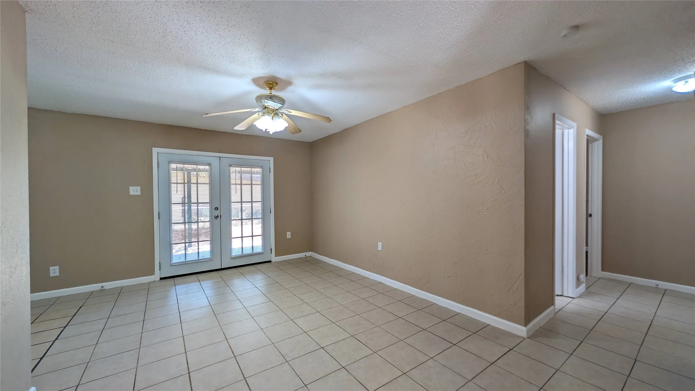 Single Family Residence For Rent in Denton County , 514 Campbell Lane, Denton, Texas 76209, 3 Bedroom, 2 Bathroom, Garage spaces, 1,480 Sqft, built in 1960, mls#21394136, Real Estate Agent in Denton, Homes For Rent in Denton county, Homes For Rent in Denton, Realtor in Denton Texas, Real Estate Brokerage Independent Realty Texas, Luminita Cordes Realtor