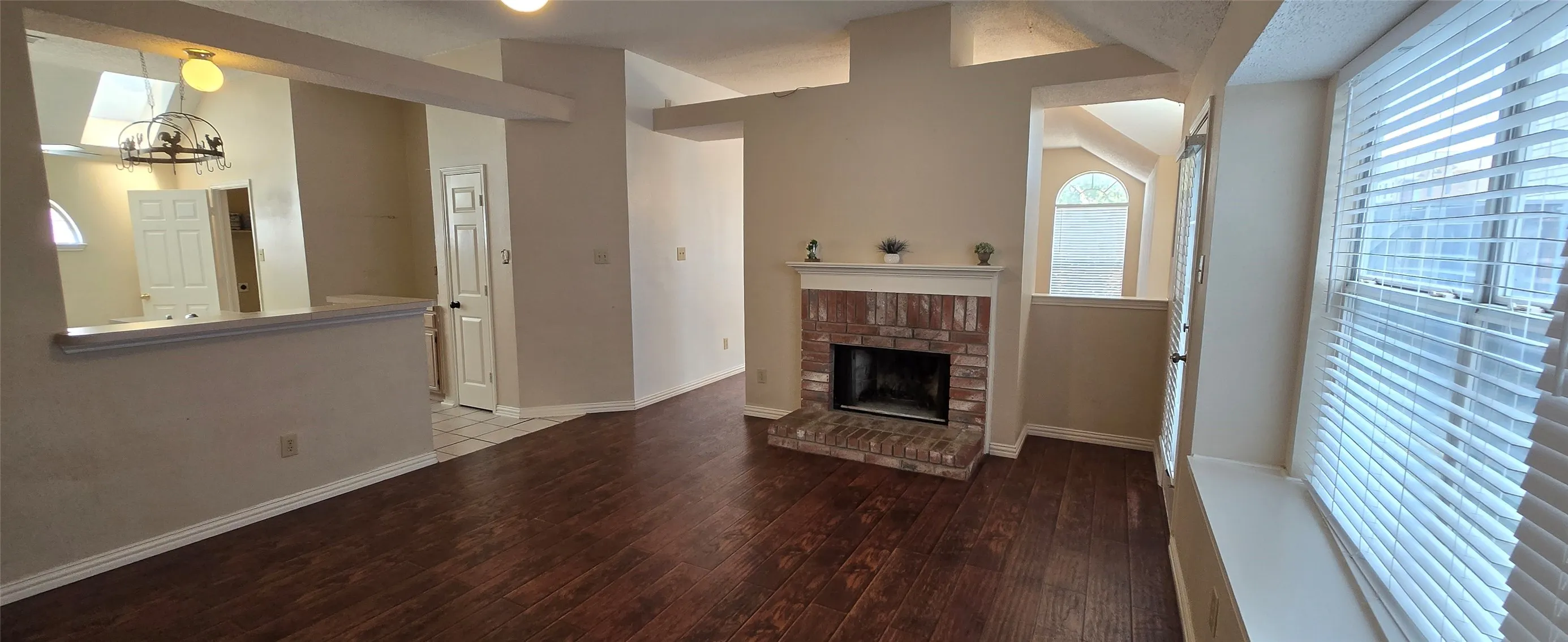 Single Family Residence For Rent in Collin County , 6941 Hickory Creek, Plano, Texas 75023, 3 Bedroom, 2 Bathroom, 2 Garage spaces, 1,612 Sqft, built in 1991, mls#21394139, Real Estate Agent in Plano, Homes For Rent in Collin county, Homes For Rent in Plano, Realtor in Plano Texas, Real Estate Brokerage Independent Realty Texas, Luminita Cordes Realtor