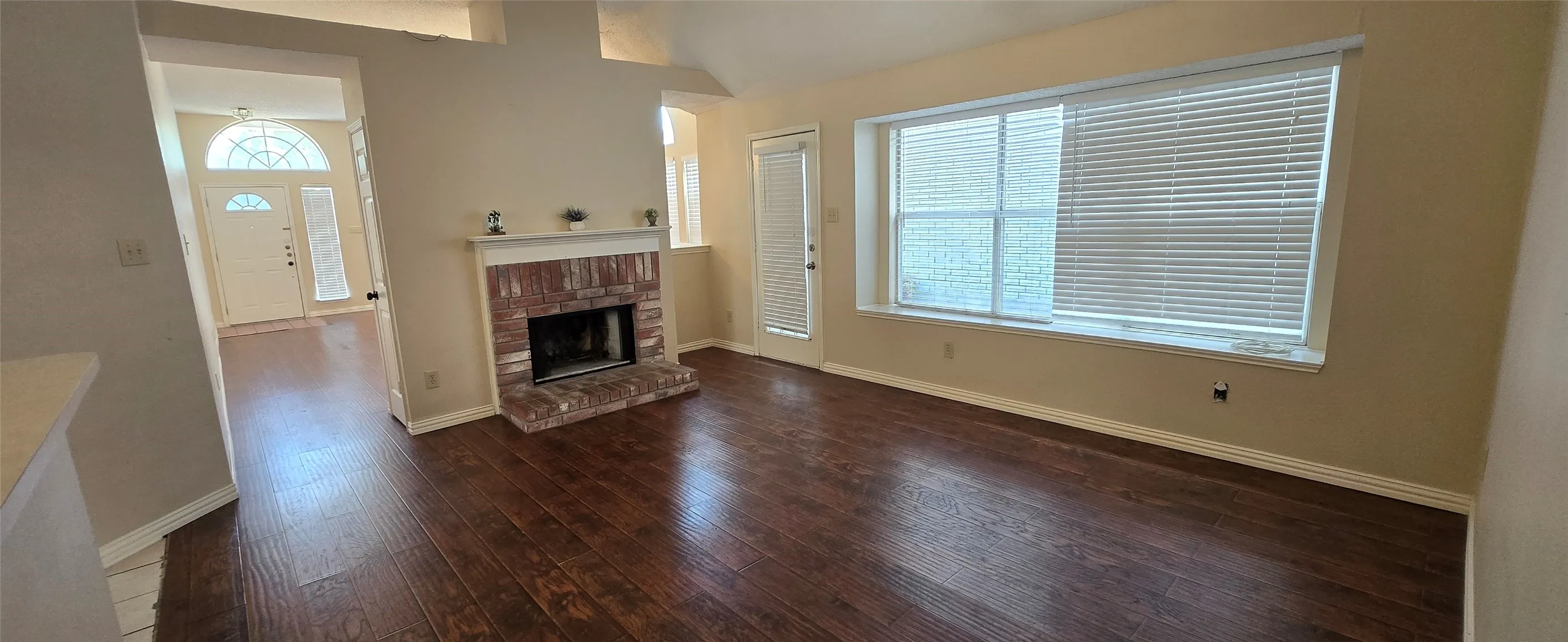 Single Family Residence For Rent in Collin County , 6941 Hickory Creek, Plano, Texas 75023, 3 Bedroom, 2 Bathroom, 2 Garage spaces, 1,612 Sqft, built in 1991, mls#21394139, Real Estate Agent in Plano, Homes For Rent in Collin county, Homes For Rent in Plano, Realtor in Plano Texas, Real Estate Brokerage Independent Realty Texas, Luminita Cordes Realtor