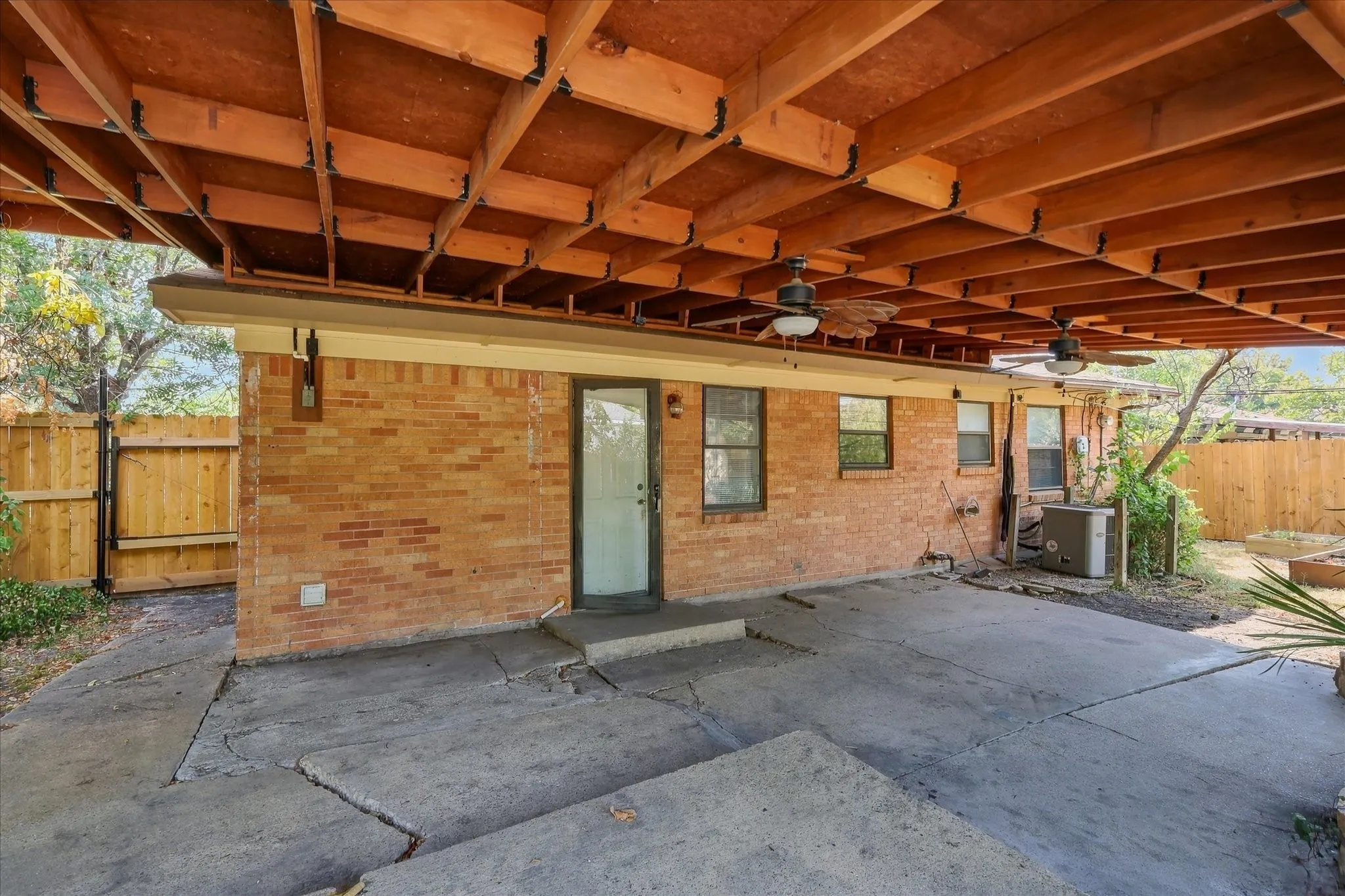 Single Family Residence For Sale in Dallas County , 733 Red Mill Lane, Mesquite, Texas 75149, 3 Bedroom, 1 Bathroom, Garage spaces, 1,289 Sqft, built in 1958, mls#21394143, Real Estate Agent in Mesquite, Homes For Sale in Dallas county, Homes For Sale in Mesquite, Realtor in Mesquite Texas, Real Estate Brokerage Independent Realty Texas, Luminita Cordes Realtor