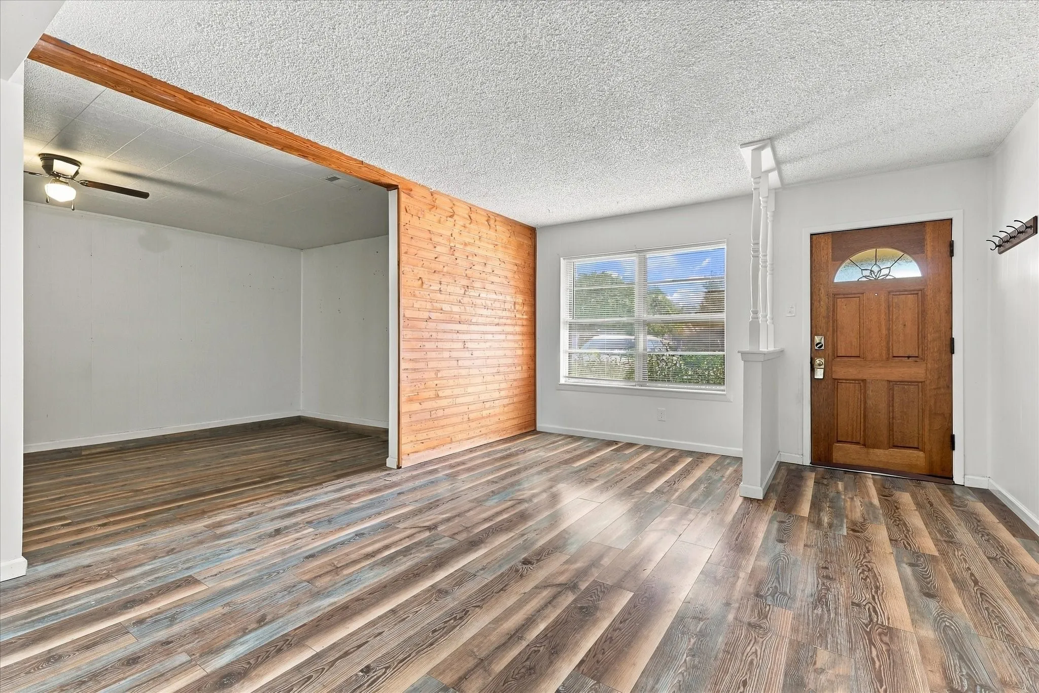 Single Family Residence For Sale in Dallas County , 733 Red Mill Lane, Mesquite, Texas 75149, 3 Bedroom, 1 Bathroom, Garage spaces, 1,289 Sqft, built in 1958, mls#21394143, Real Estate Agent in Mesquite, Homes For Sale in Dallas county, Homes For Sale in Mesquite, Realtor in Mesquite Texas, Real Estate Brokerage Independent Realty Texas, Luminita Cordes Realtor
