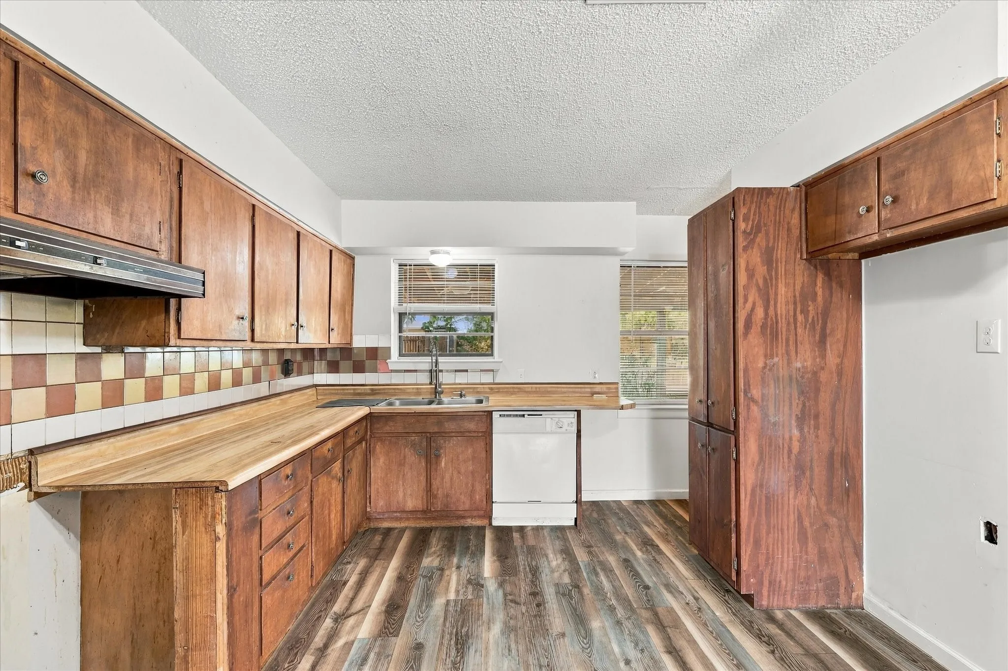 Single Family Residence For Sale in Dallas County , 733 Red Mill Lane, Mesquite, Texas 75149, 3 Bedroom, 1 Bathroom, Garage spaces, 1,289 Sqft, built in 1958, mls#21394143, Real Estate Agent in Mesquite, Homes For Sale in Dallas county, Homes For Sale in Mesquite, Realtor in Mesquite Texas, Real Estate Brokerage Independent Realty Texas, Luminita Cordes Realtor