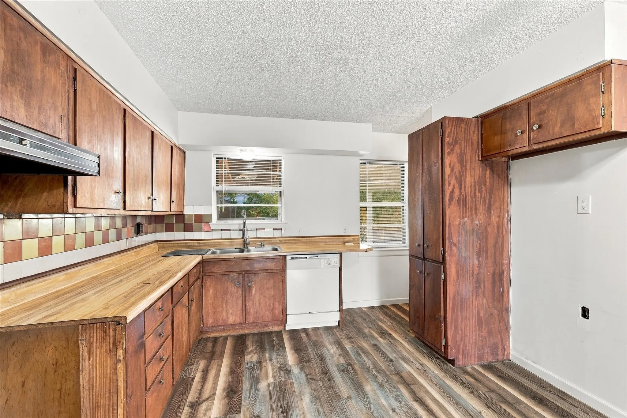 Single Family Residence For Sale in Dallas County , 733 Red Mill Lane, Mesquite, Texas 75149, 3 Bedroom, 1 Bathroom, Garage spaces, 1,289 Sqft, built in 1958, mls#21394143, Real Estate Agent in Mesquite, Homes For Sale in Dallas county, Homes For Sale in Mesquite, Realtor in Mesquite Texas, Real Estate Brokerage Independent Realty Texas, Luminita Cordes Realtor