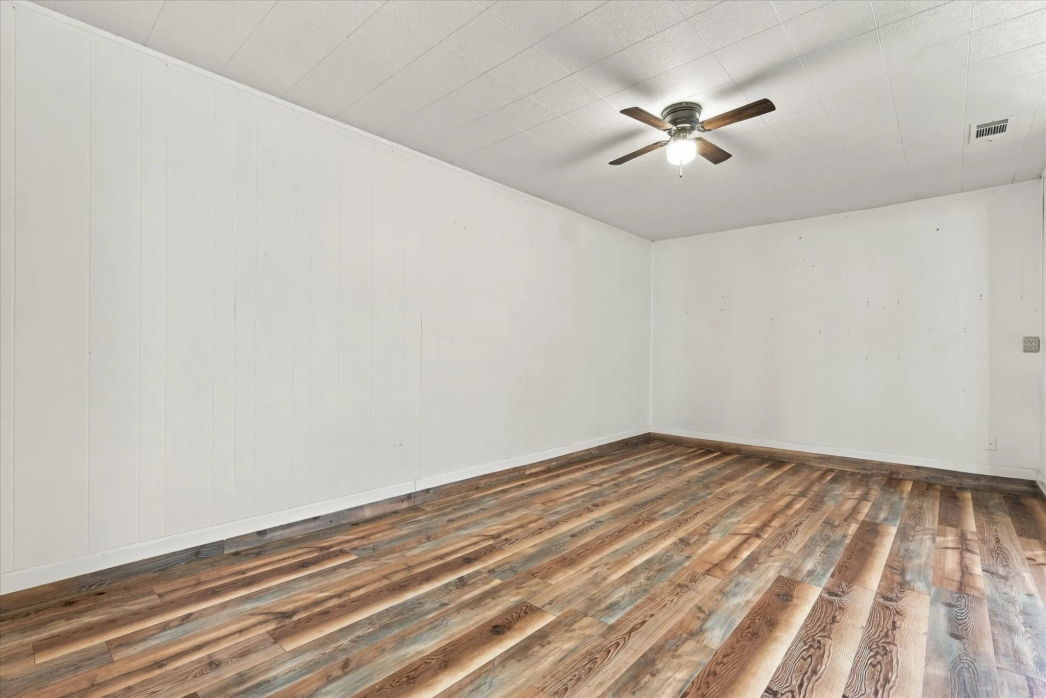 Single Family Residence For Sale in Dallas County , 733 Red Mill Lane, Mesquite, Texas 75149, 3 Bedroom, 1 Bathroom, Garage spaces, 1,289 Sqft, built in 1958, mls#21394143, Real Estate Agent in Mesquite, Homes For Sale in Dallas county, Homes For Sale in Mesquite, Realtor in Mesquite Texas, Real Estate Brokerage Independent Realty Texas, Luminita Cordes Realtor