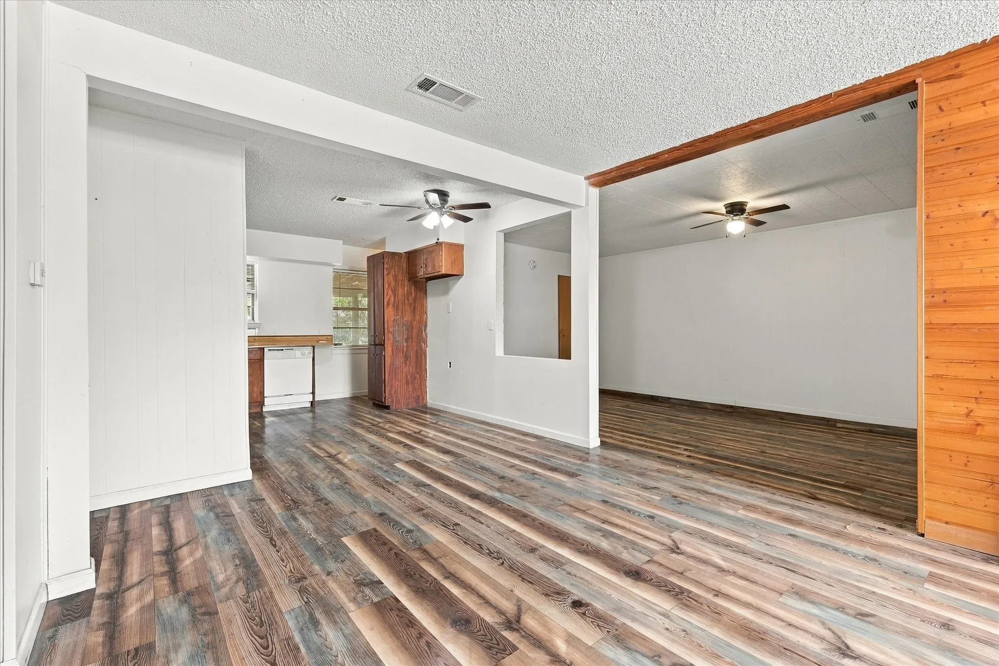 Single Family Residence For Sale in Dallas County , 733 Red Mill Lane, Mesquite, Texas 75149, 3 Bedroom, 1 Bathroom, Garage spaces, 1,289 Sqft, built in 1958, mls#21394143, Real Estate Agent in Mesquite, Homes For Sale in Dallas county, Homes For Sale in Mesquite, Realtor in Mesquite Texas, Real Estate Brokerage Independent Realty Texas, Luminita Cordes Realtor