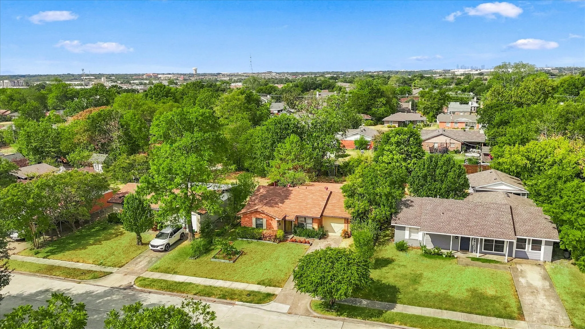 Single Family Residence For Sale in Dallas County , 733 Red Mill Lane, Mesquite, Texas 75149, 3 Bedroom, 1 Bathroom, Garage spaces, 1,289 Sqft, built in 1958, mls#21394143, Real Estate Agent in Mesquite, Homes For Sale in Dallas county, Homes For Sale in Mesquite, Realtor in Mesquite Texas, Real Estate Brokerage Independent Realty Texas, Luminita Cordes Realtor