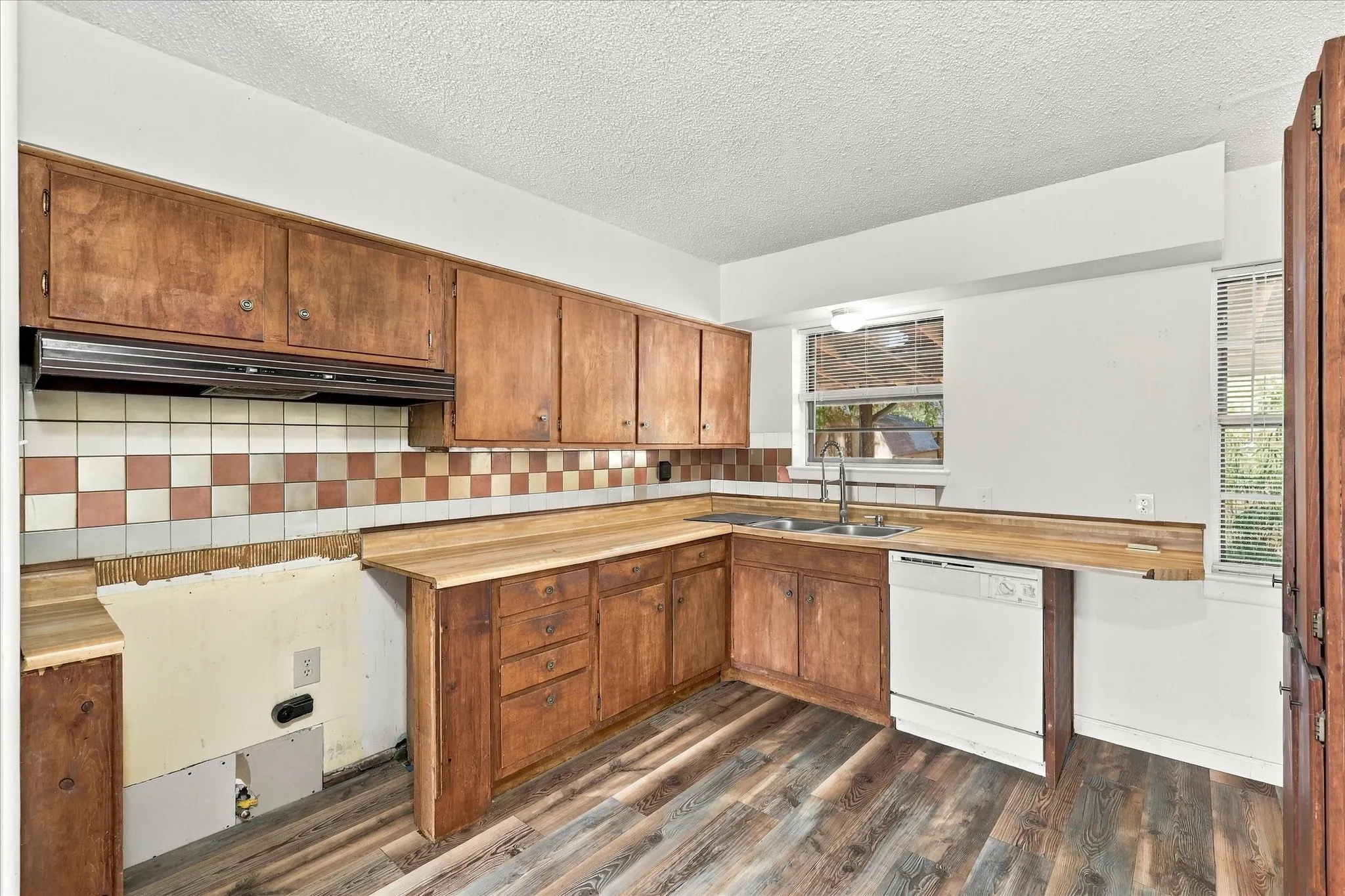 Single Family Residence For Sale in Dallas County , 733 Red Mill Lane, Mesquite, Texas 75149, 3 Bedroom, 1 Bathroom, Garage spaces, 1,289 Sqft, built in 1958, mls#21394143, Real Estate Agent in Mesquite, Homes For Sale in Dallas county, Homes For Sale in Mesquite, Realtor in Mesquite Texas, Real Estate Brokerage Independent Realty Texas, Luminita Cordes Realtor