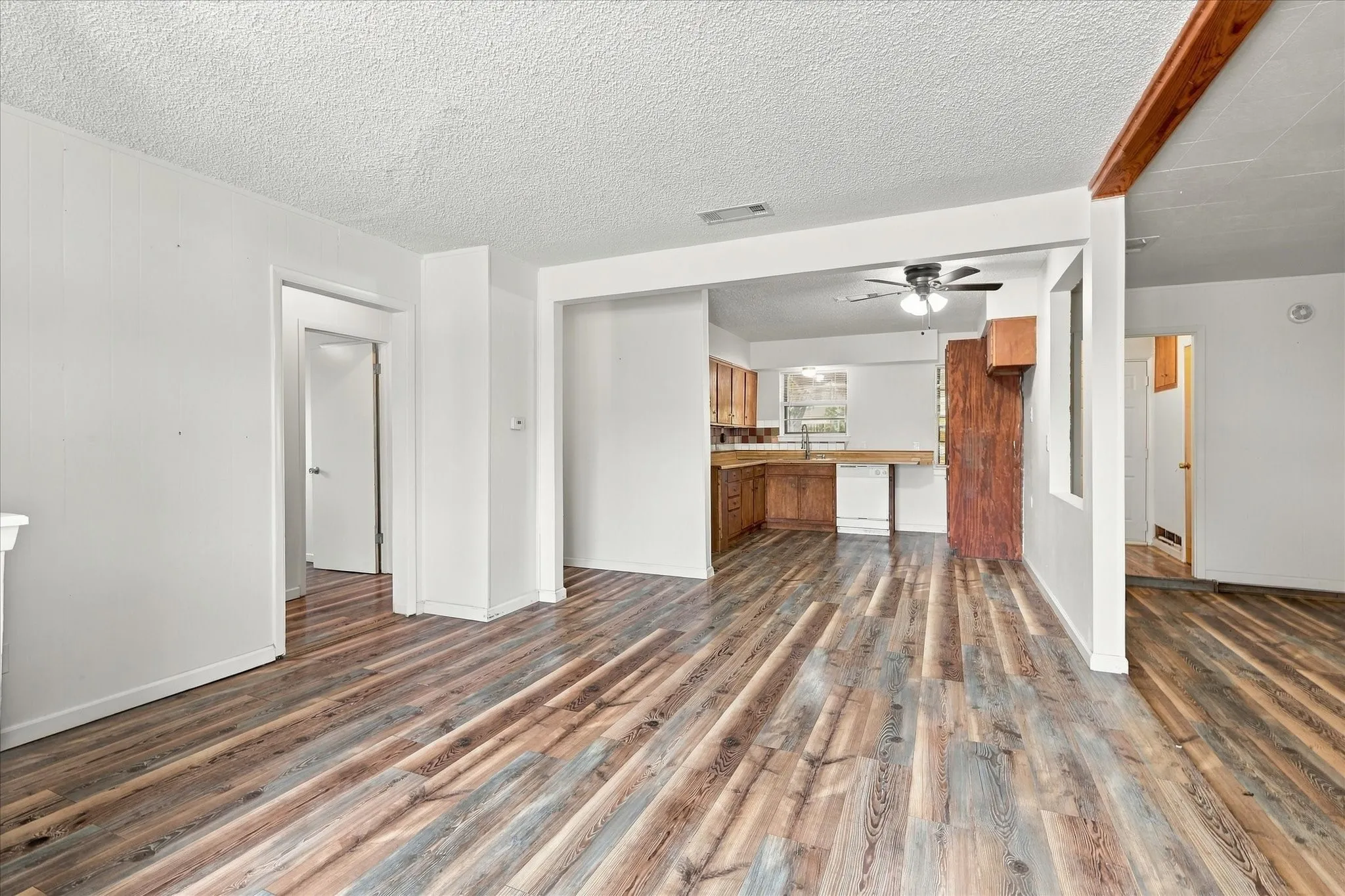 Single Family Residence For Sale in Dallas County , 733 Red Mill Lane, Mesquite, Texas 75149, 3 Bedroom, 1 Bathroom, Garage spaces, 1,289 Sqft, built in 1958, mls#21394143, Real Estate Agent in Mesquite, Homes For Sale in Dallas county, Homes For Sale in Mesquite, Realtor in Mesquite Texas, Real Estate Brokerage Independent Realty Texas, Luminita Cordes Realtor