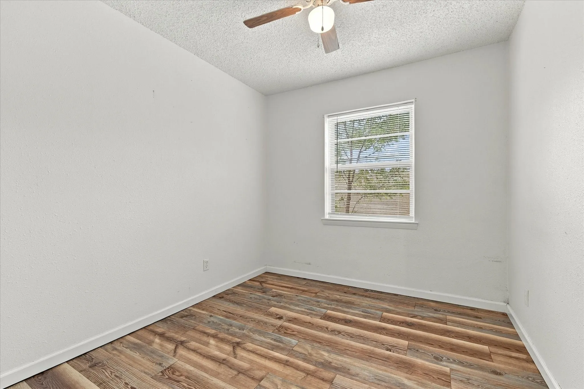 Single Family Residence For Sale in Dallas County , 733 Red Mill Lane, Mesquite, Texas 75149, 3 Bedroom, 1 Bathroom, Garage spaces, 1,289 Sqft, built in 1958, mls#21394143, Real Estate Agent in Mesquite, Homes For Sale in Dallas county, Homes For Sale in Mesquite, Realtor in Mesquite Texas, Real Estate Brokerage Independent Realty Texas, Luminita Cordes Realtor