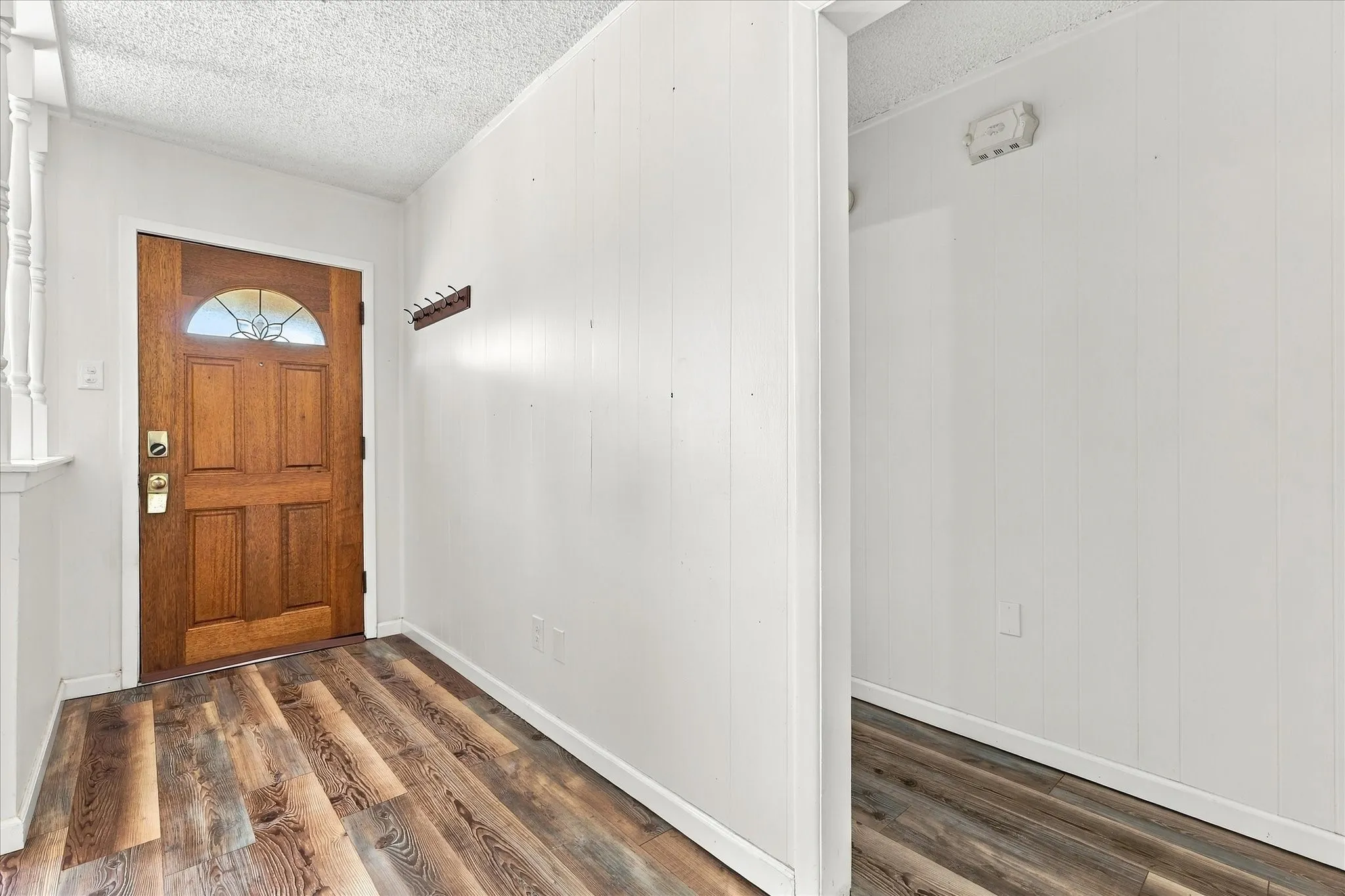Single Family Residence For Sale in Dallas County , 733 Red Mill Lane, Mesquite, Texas 75149, 3 Bedroom, 1 Bathroom, Garage spaces, 1,289 Sqft, built in 1958, mls#21394143, Real Estate Agent in Mesquite, Homes For Sale in Dallas county, Homes For Sale in Mesquite, Realtor in Mesquite Texas, Real Estate Brokerage Independent Realty Texas, Luminita Cordes Realtor