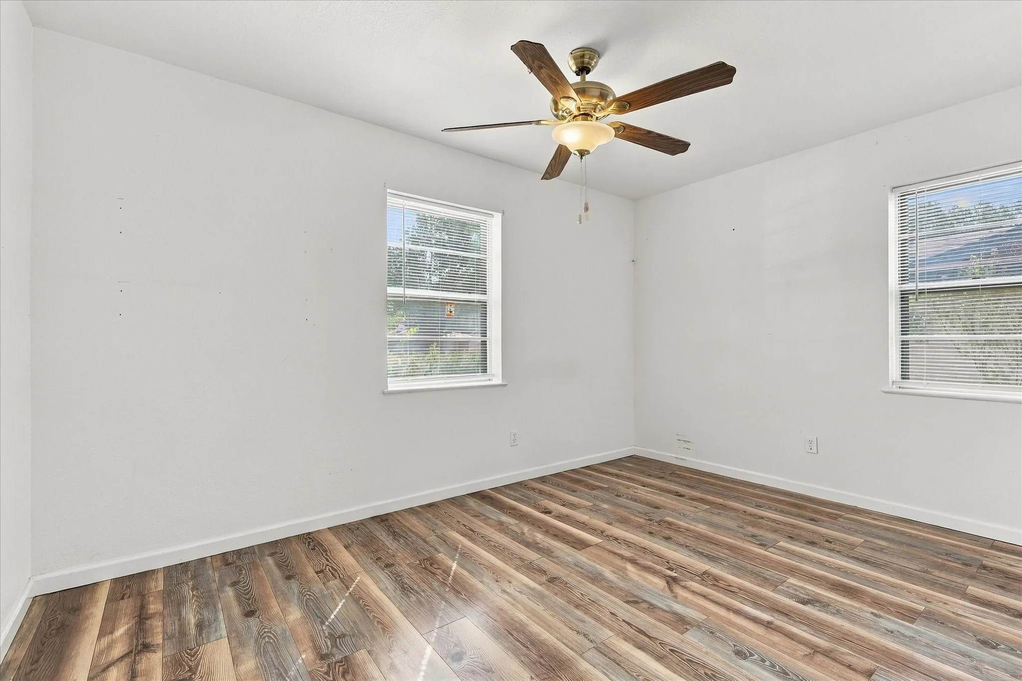 Single Family Residence For Sale in Dallas County , 733 Red Mill Lane, Mesquite, Texas 75149, 3 Bedroom, 1 Bathroom, Garage spaces, 1,289 Sqft, built in 1958, mls#21394143, Real Estate Agent in Mesquite, Homes For Sale in Dallas county, Homes For Sale in Mesquite, Realtor in Mesquite Texas, Real Estate Brokerage Independent Realty Texas, Luminita Cordes Realtor