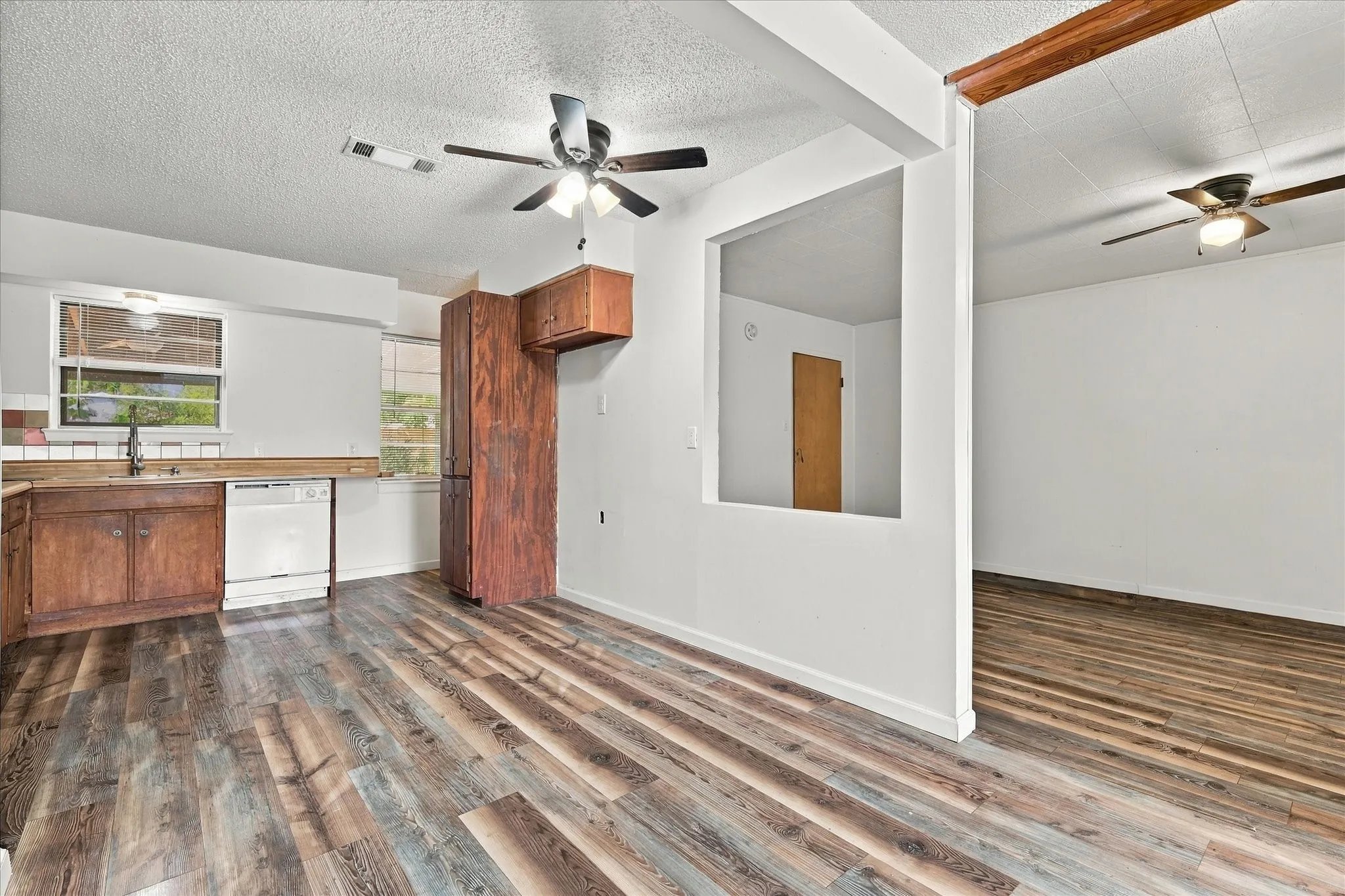 Single Family Residence For Sale in Dallas County , 733 Red Mill Lane, Mesquite, Texas 75149, 3 Bedroom, 1 Bathroom, Garage spaces, 1,289 Sqft, built in 1958, mls#21394143, Real Estate Agent in Mesquite, Homes For Sale in Dallas county, Homes For Sale in Mesquite, Realtor in Mesquite Texas, Real Estate Brokerage Independent Realty Texas, Luminita Cordes Realtor